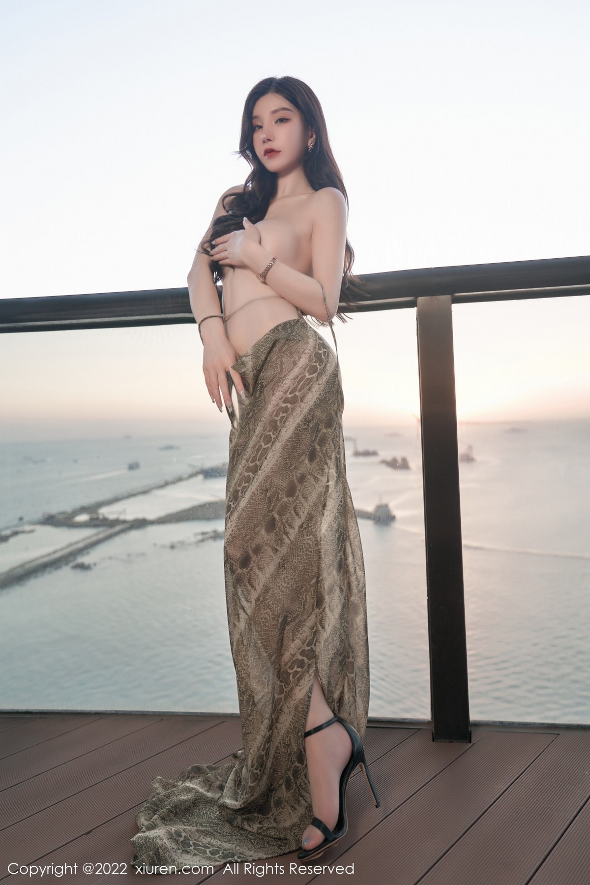 xgyw.top_XiuRen第4676期_女神周于希Sally三亚旅拍吊带裙配肉丝裤袜秀惹火身材诱惑写真64P