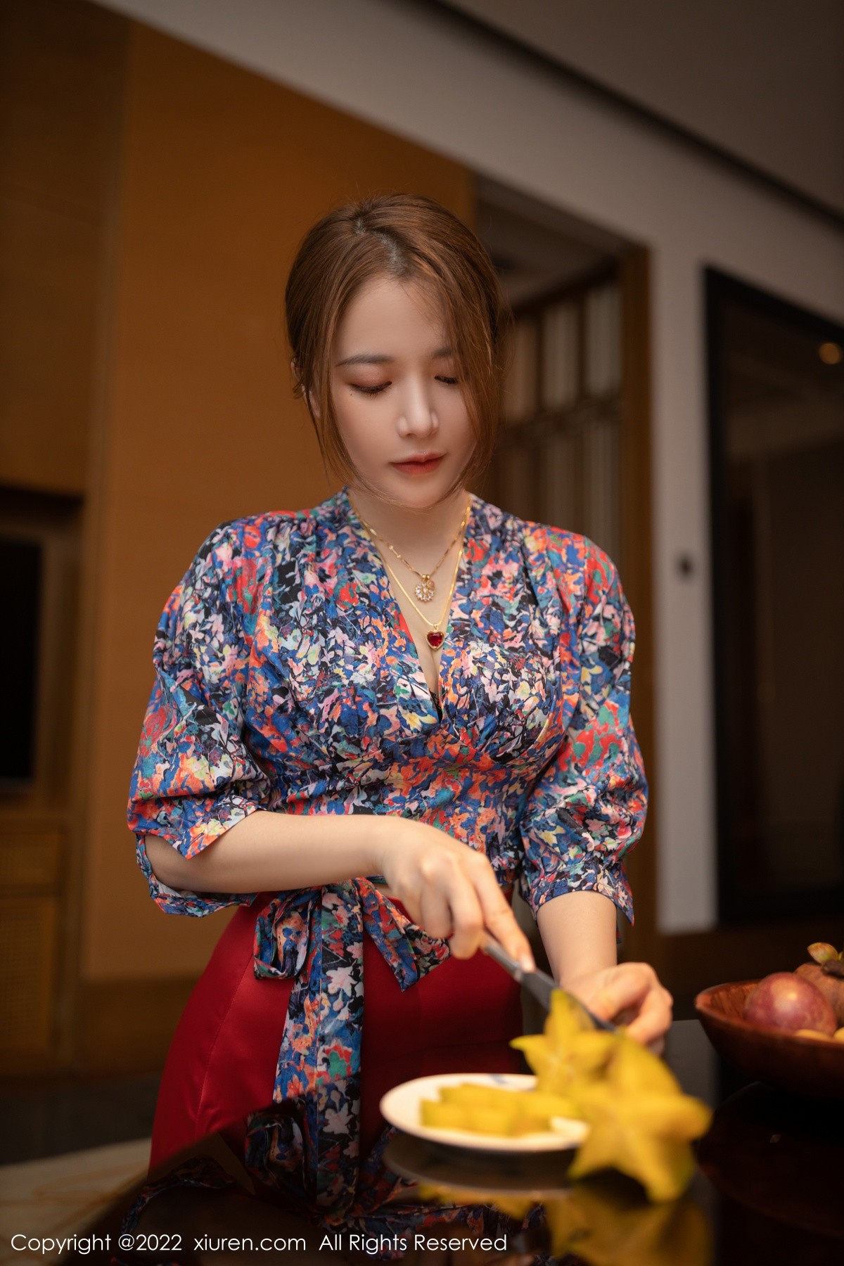 xgyw.top_XiuRen第4674期_模特鱼子酱Fish三亚旅拍花纹上衣配红裙子露蕾丝内衣诱惑写真74P