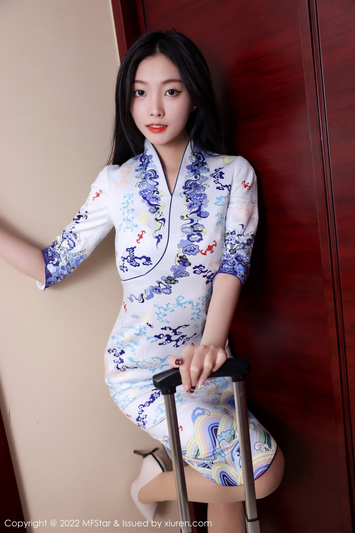 xgyw.top_[MFStar模范学院]Vol.556_新人模特韩好甜宾馆性感图纹旗袍配肉丝裤袜秀美腿诱惑写真58P