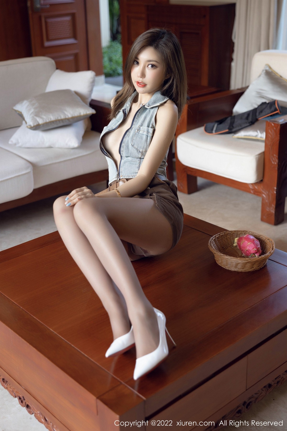 xgyw.top_XiuRen第4675期_女神绮里嘉ula珠三角旅拍室内牛仔服配短裙秀曼妙身姿迷人写真51P