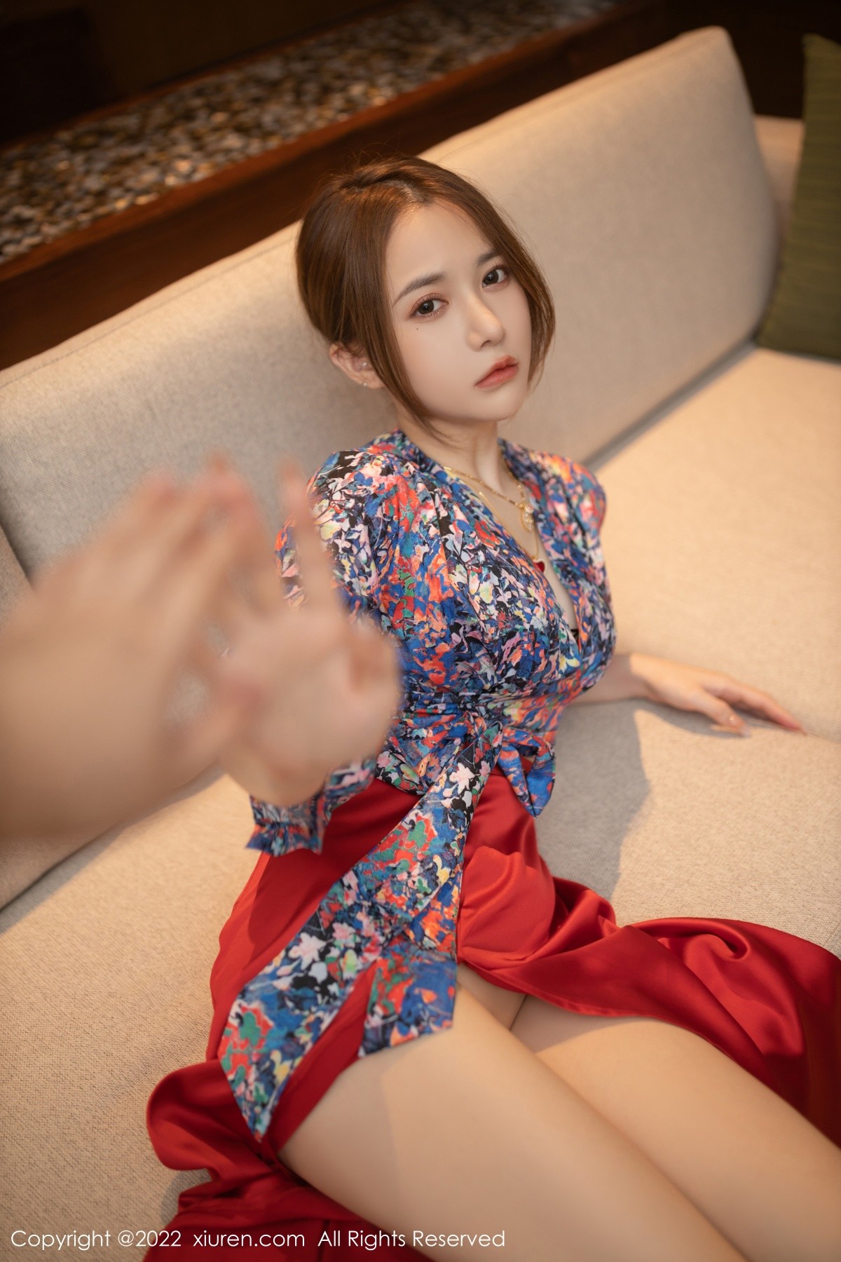 xgyw.top_XiuRen第4674期_模特鱼子酱Fish三亚旅拍花纹上衣配红裙子露蕾丝内衣诱惑写真74P