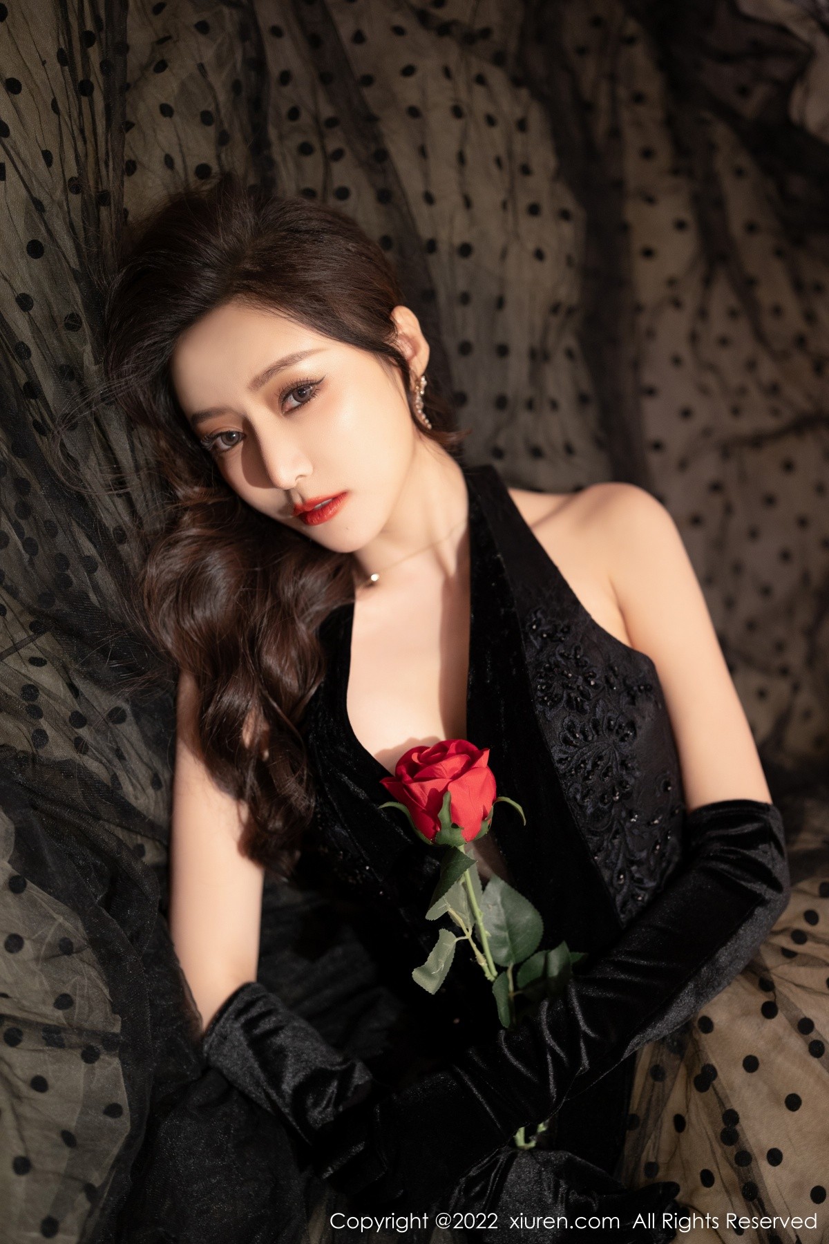 xgyw.top_XiuRen第4673期_女神王馨瑶yanni性感黑长裙 红色蕾丝服饰秀完美身材诱惑写真70P