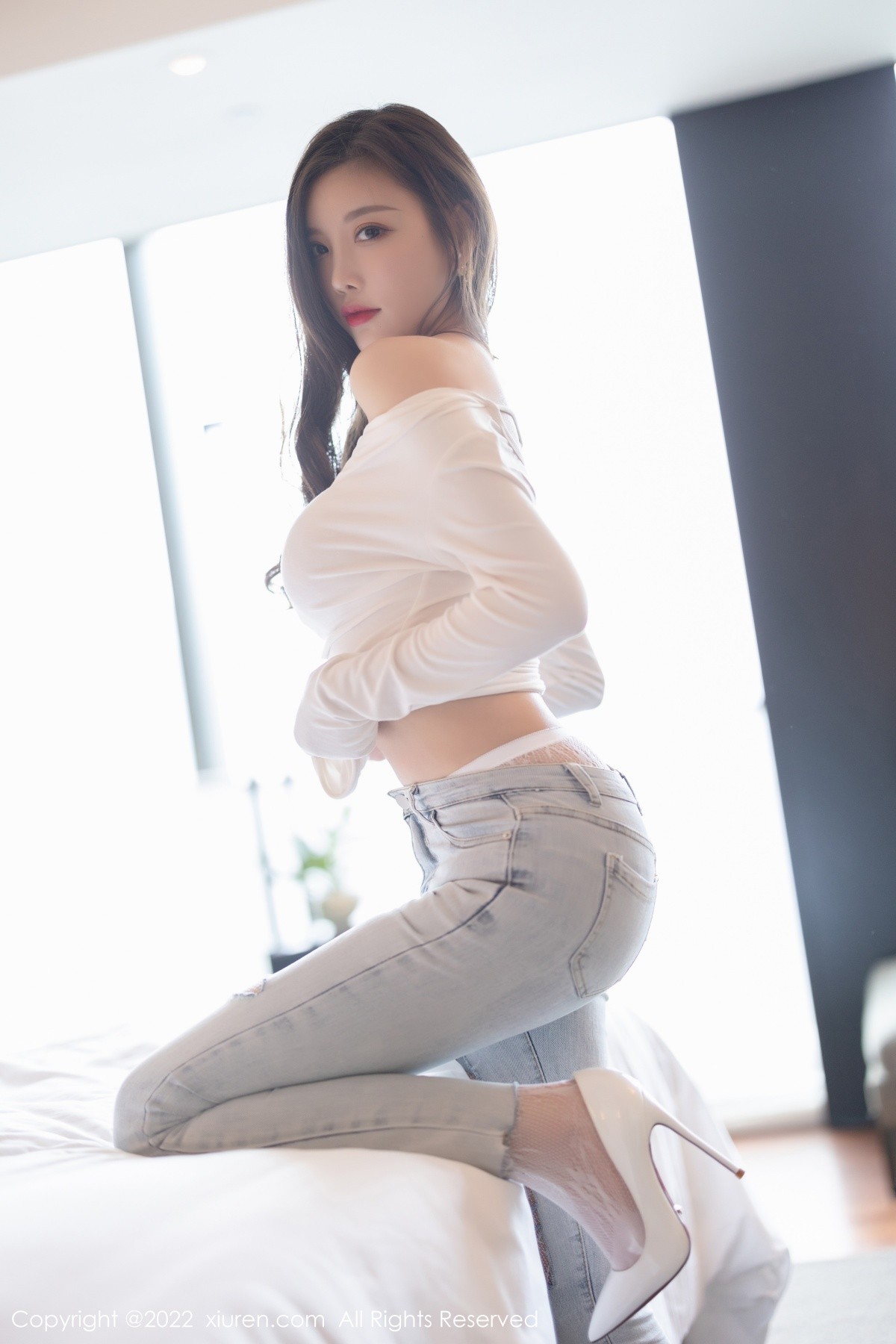 xgyw.top_XiuRen第4682期_女神杨晨晨Yome白色收身衣配牛仔裤半脱露蕾丝内衣诱惑写真86P