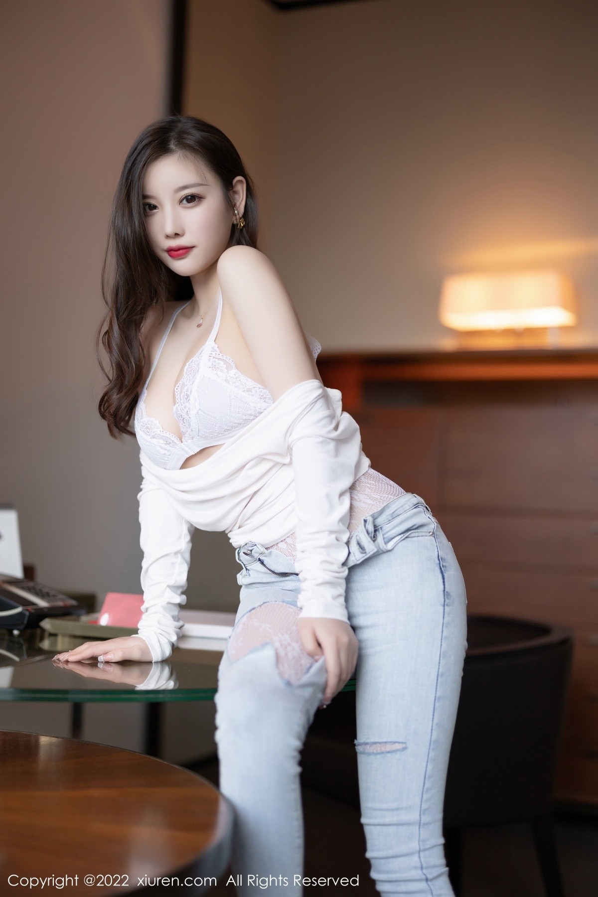 xgyw.top_XiuRen第4682期_女神杨晨晨Yome白色收身衣配牛仔裤半脱露蕾丝内衣诱惑写真86P