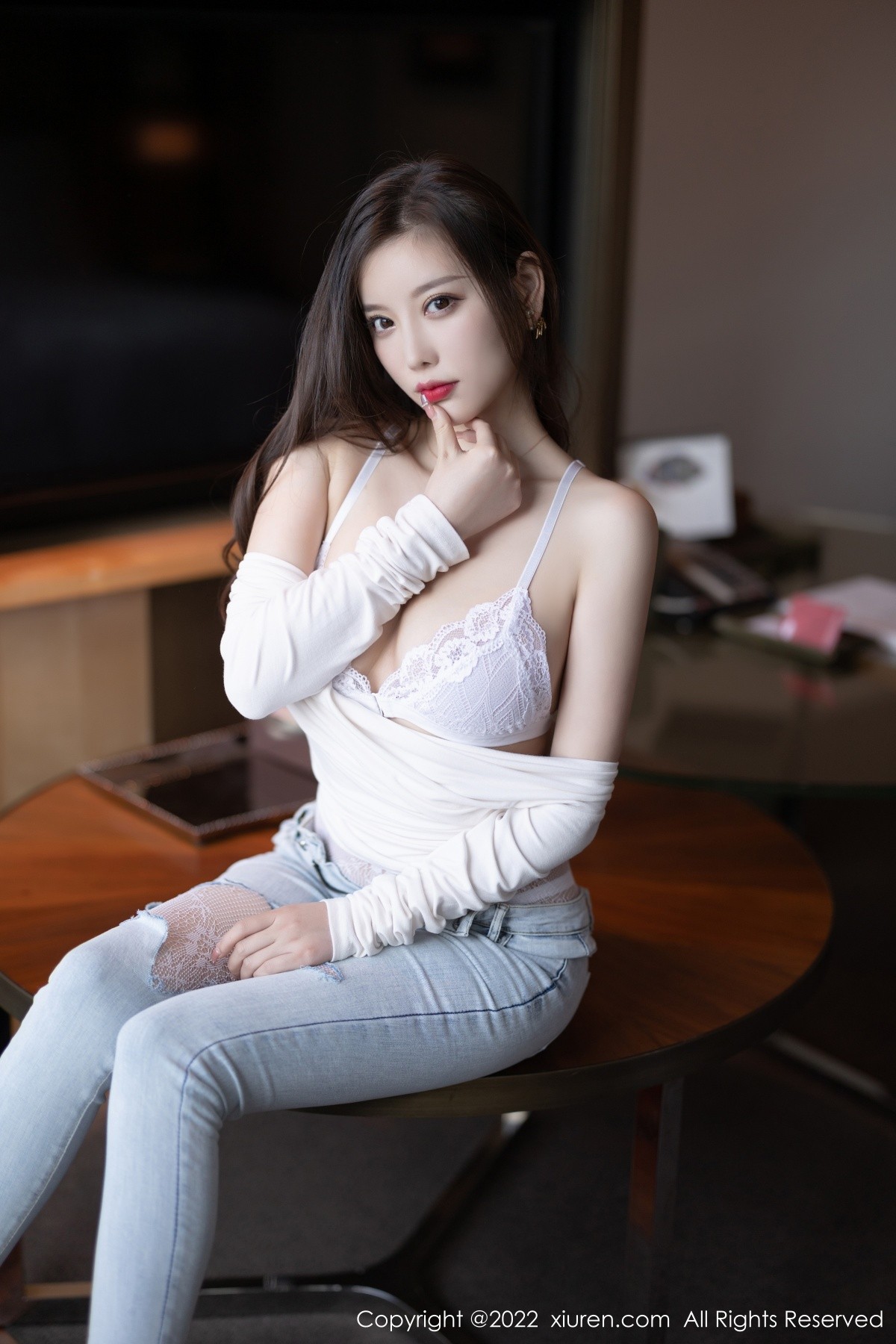 xgyw.top_XiuRen第4682期_女神杨晨晨Yome白色收身衣配牛仔裤半脱露蕾丝内衣诱惑写真86P