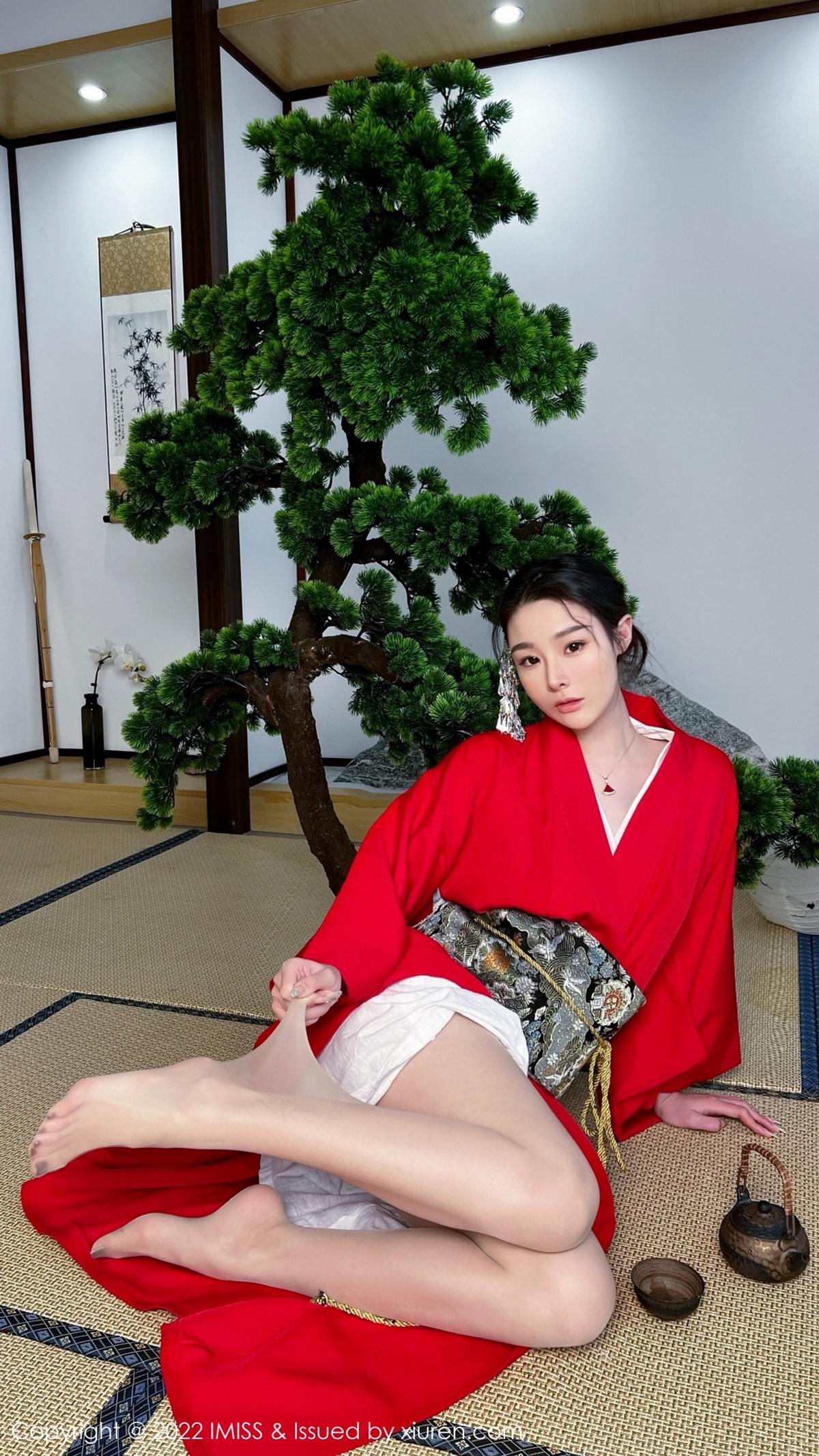 xgyw.top_[IMISS爱蜜社]Vol.669_模特逗逗doudou性感红色和服配诱人原色丝袜秀美腿撩人诱惑写真30P