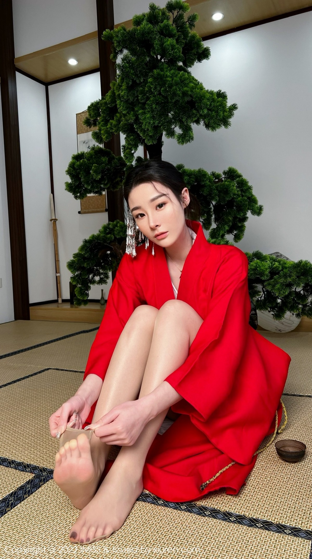 xgyw.top_[IMISS爱蜜社]Vol.669_模特逗逗doudou性感红色和服配诱人原色丝袜秀美腿撩人诱惑写真30P