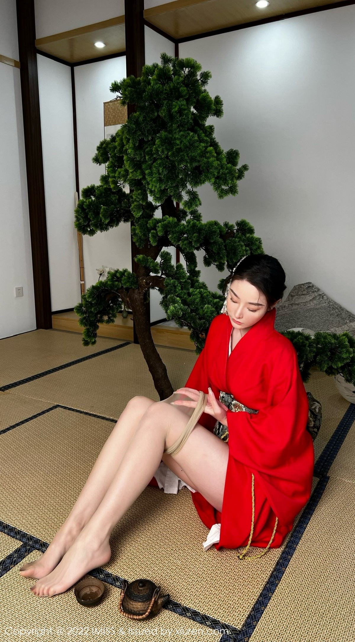 xgyw.top_[IMISS爱蜜社]Vol.669_模特逗逗doudou性感红色和服配诱人原色丝袜秀美腿撩人诱惑写真30P