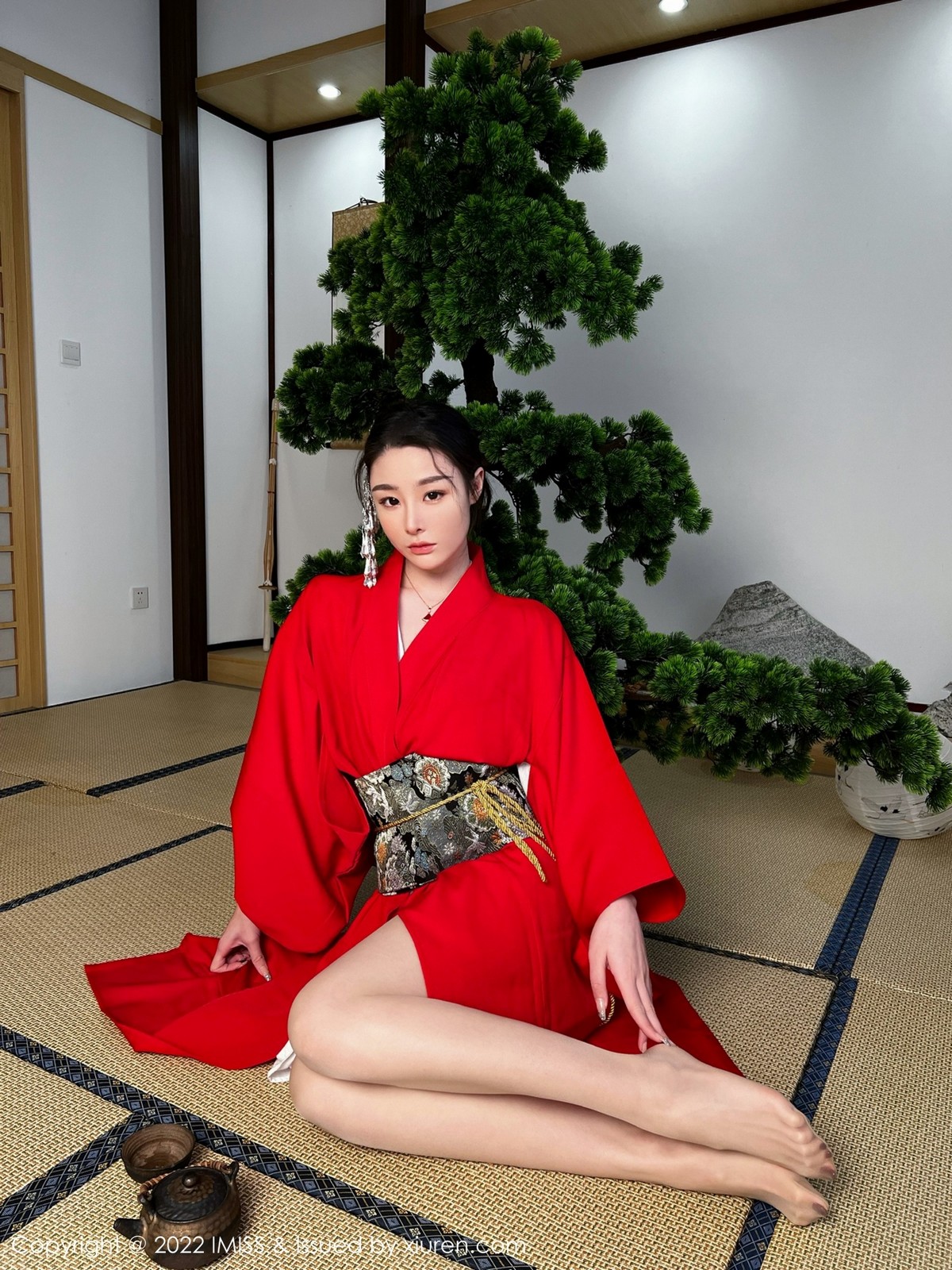 xgyw.top_[IMISS爱蜜社]Vol.669_模特逗逗doudou性感红色和服配诱人原色丝袜秀美腿撩人诱惑写真30P