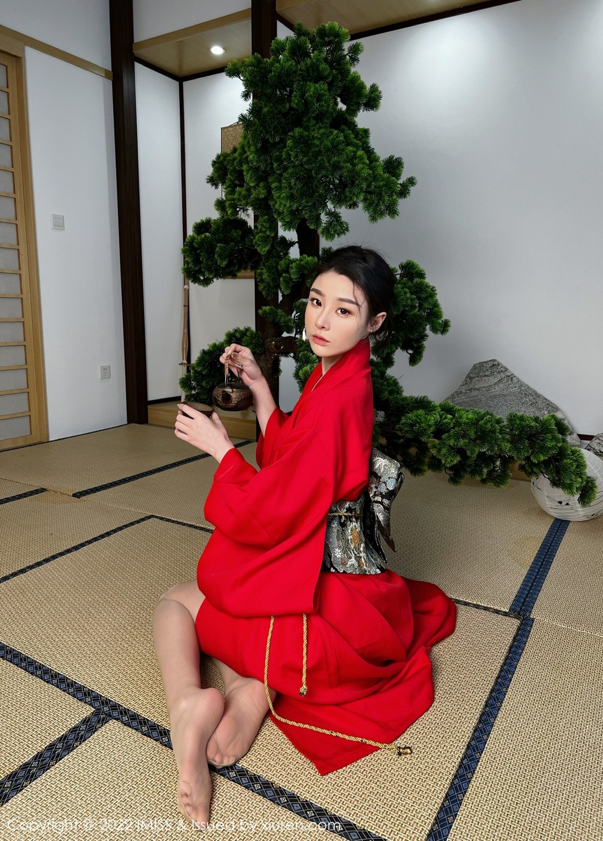 xgyw.top_[IMISS爱蜜社]Vol.669_模特逗逗doudou性感红色和服配诱人原色丝袜秀美腿撩人诱惑写真30P