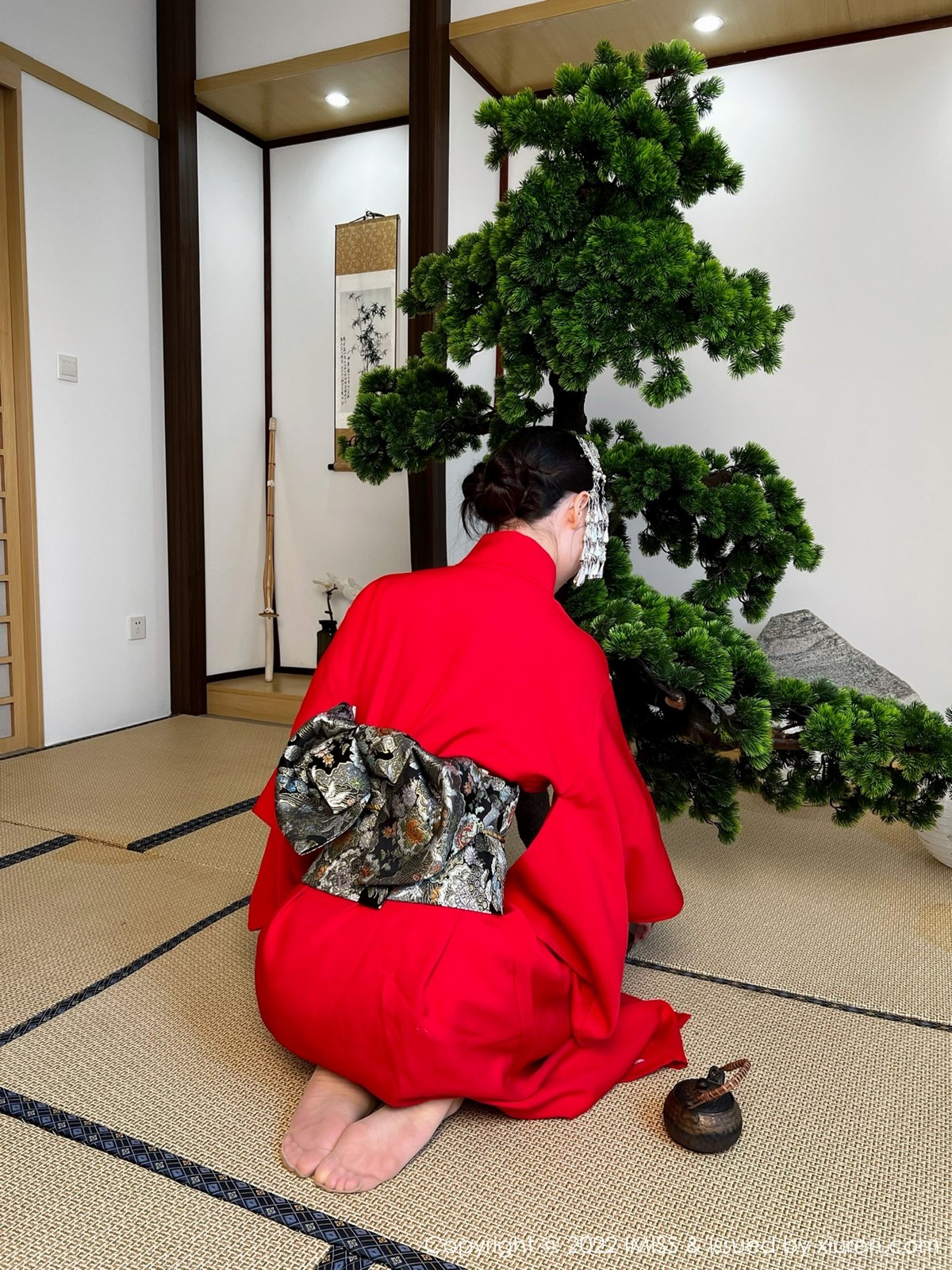 xgyw.top_[IMISS爱蜜社]Vol.669_模特逗逗doudou性感红色和服配诱人原色丝袜秀美腿撩人诱惑写真30P