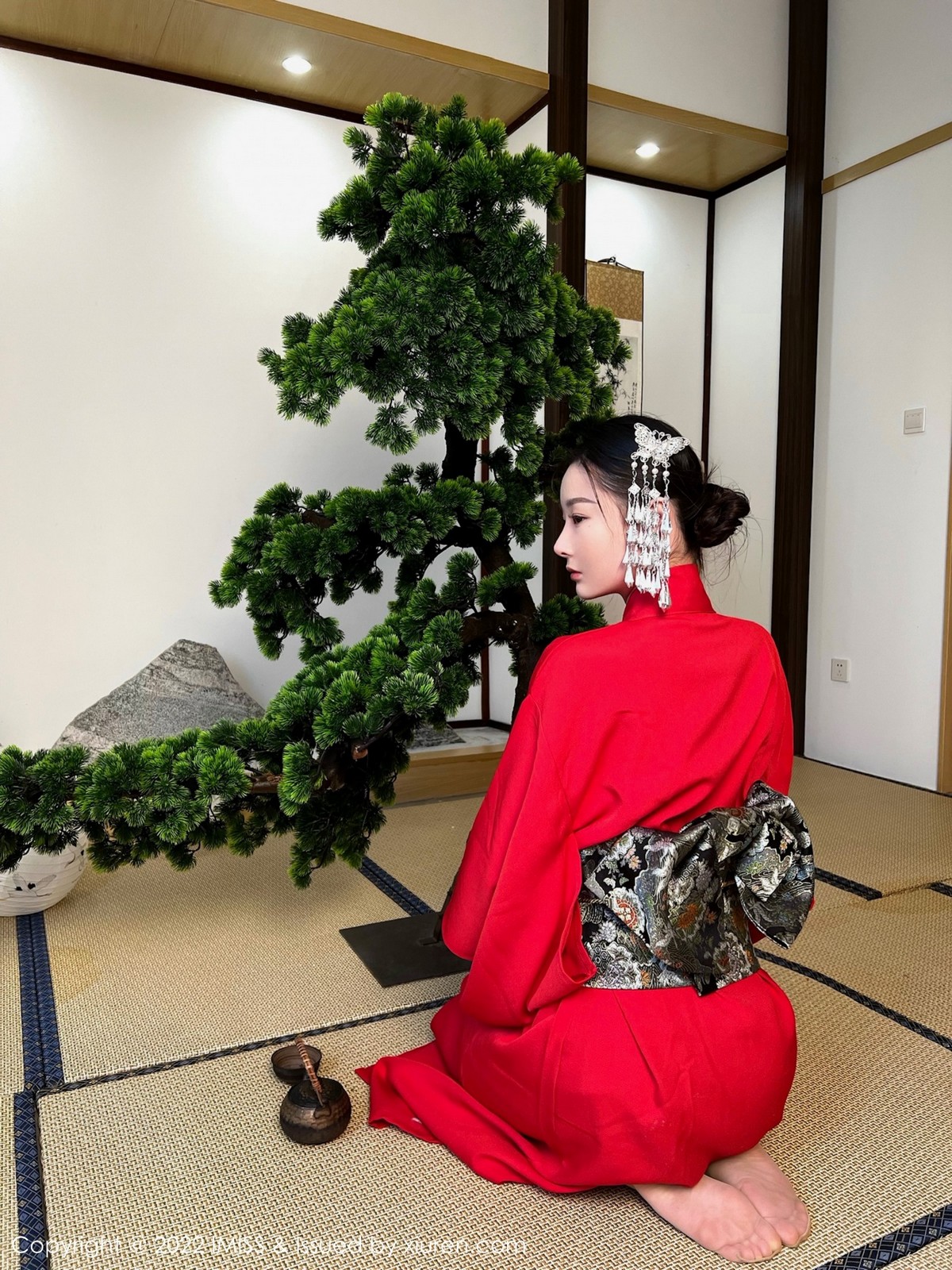 xgyw.top_[IMISS爱蜜社]Vol.669_模特逗逗doudou性感红色和服配诱人原色丝袜秀美腿撩人诱惑写真30P