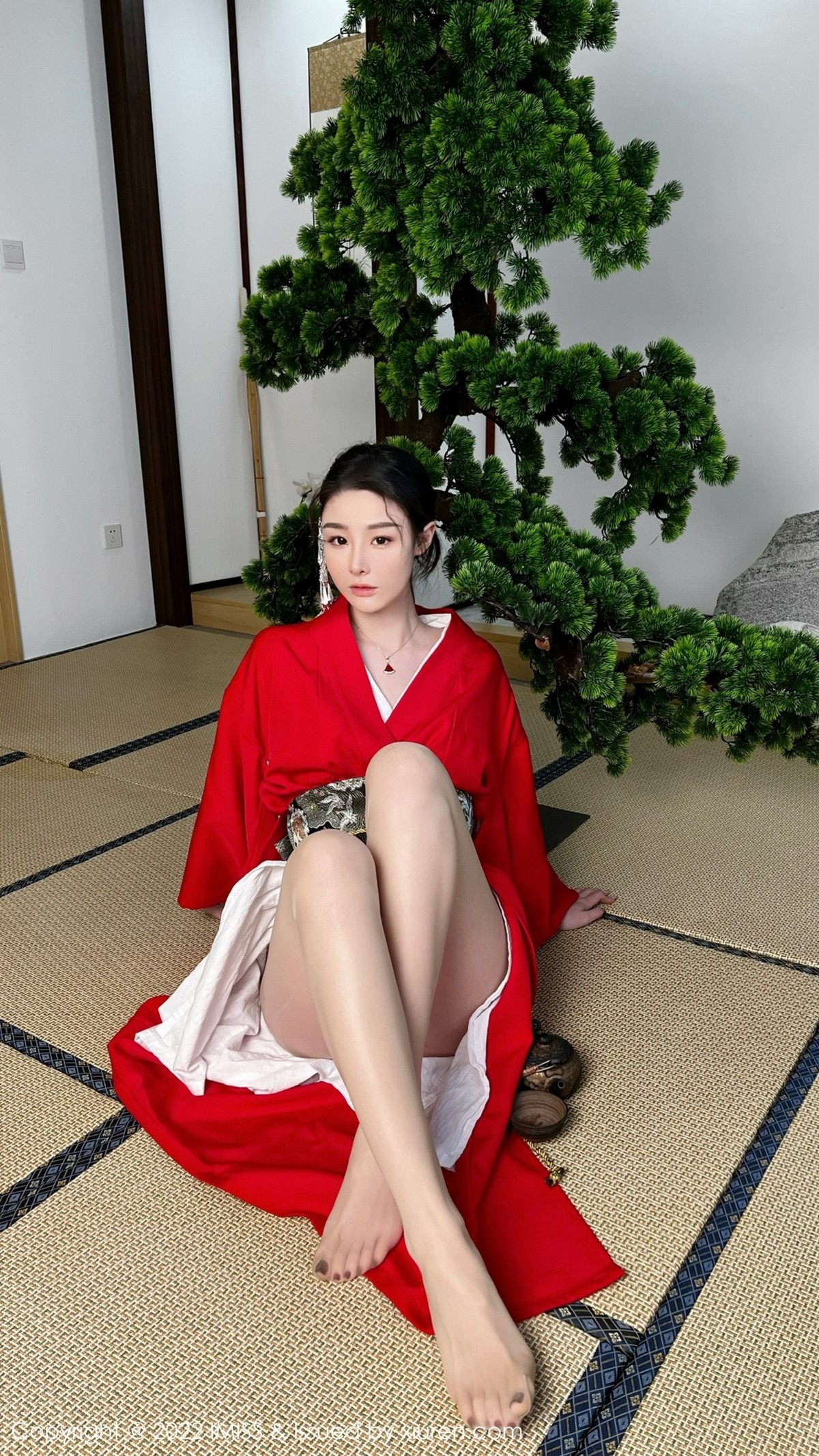 xgyw.top_[IMISS爱蜜社]Vol.669_模特逗逗doudou性感红色和服配诱人原色丝袜秀美腿撩人诱惑写真30P