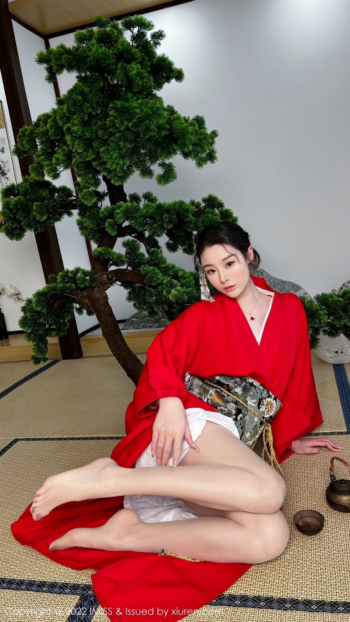 xgyw.top_[IMISS爱蜜社]Vol.669_模特逗逗doudou性感红色和服配诱人原色丝袜秀美腿撩人诱惑写真30P