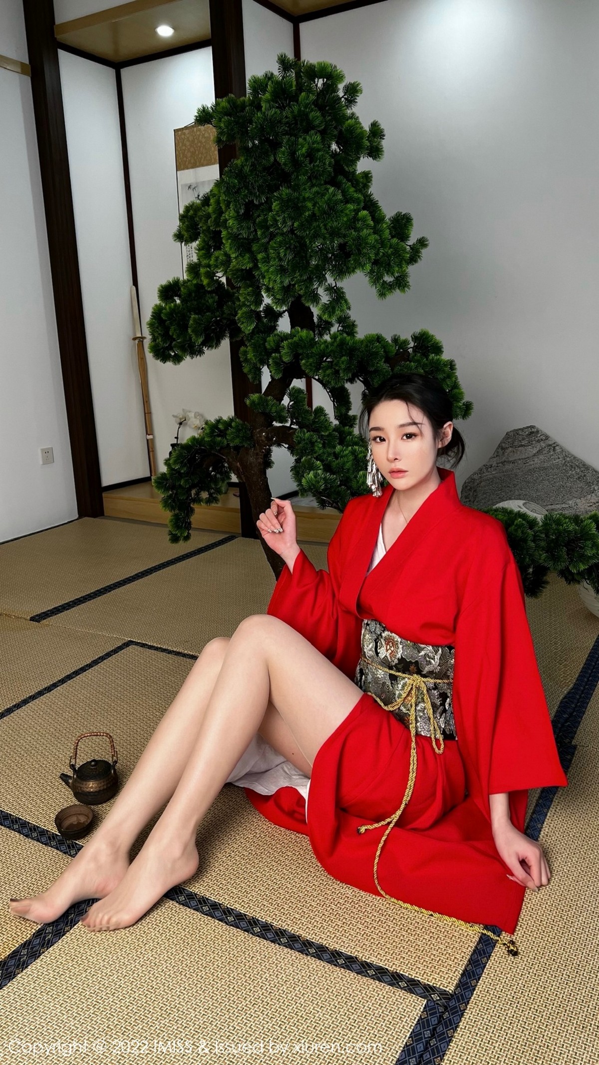 xgyw.top_[IMISS爱蜜社]Vol.669_模特逗逗doudou性感红色和服配诱人原色丝袜秀美腿撩人诱惑写真30P