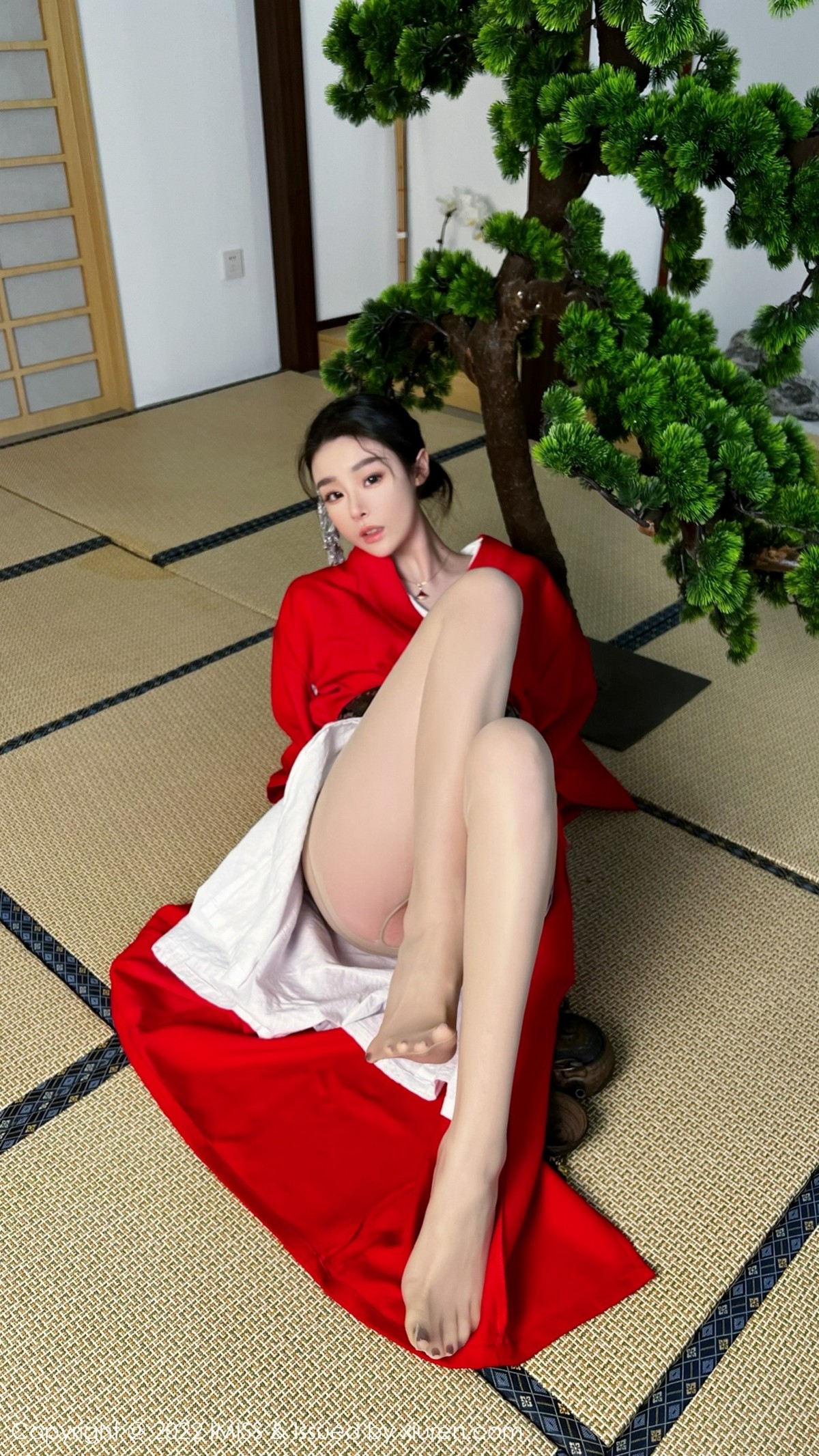 xgyw.top_[IMISS爱蜜社]Vol.669_模特逗逗doudou性感红色和服配诱人原色丝袜秀美腿撩人诱惑写真30P
