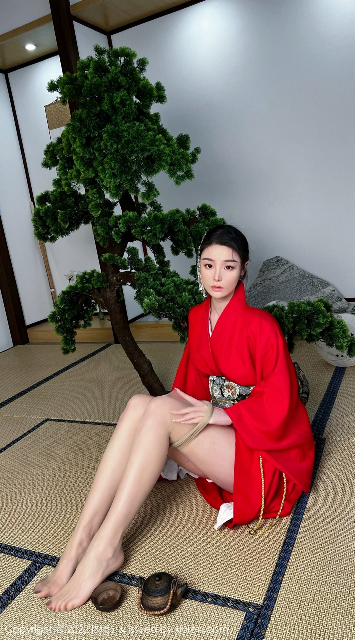 xgyw.top_[IMISS爱蜜社]Vol.669_模特逗逗doudou性感红色和服配诱人原色丝袜秀美腿撩人诱惑写真30P