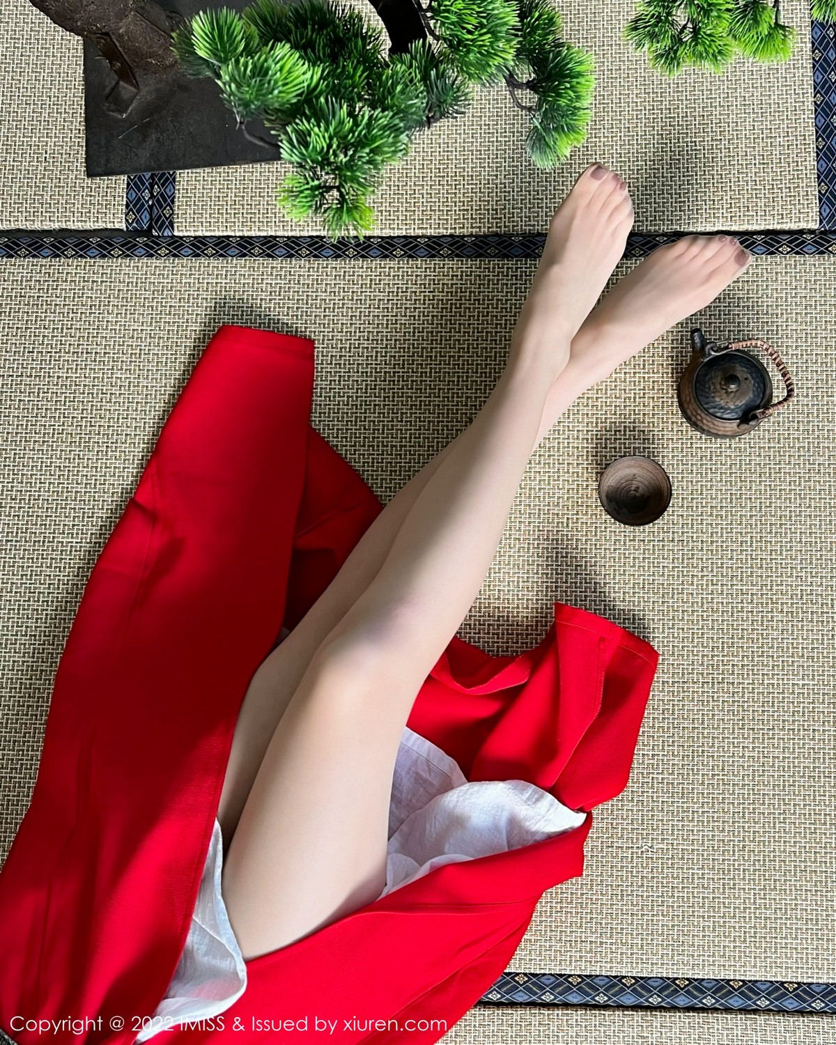 xgyw.top_[IMISS爱蜜社]Vol.669_模特逗逗doudou性感红色和服配诱人原色丝袜秀美腿撩人诱惑写真30P