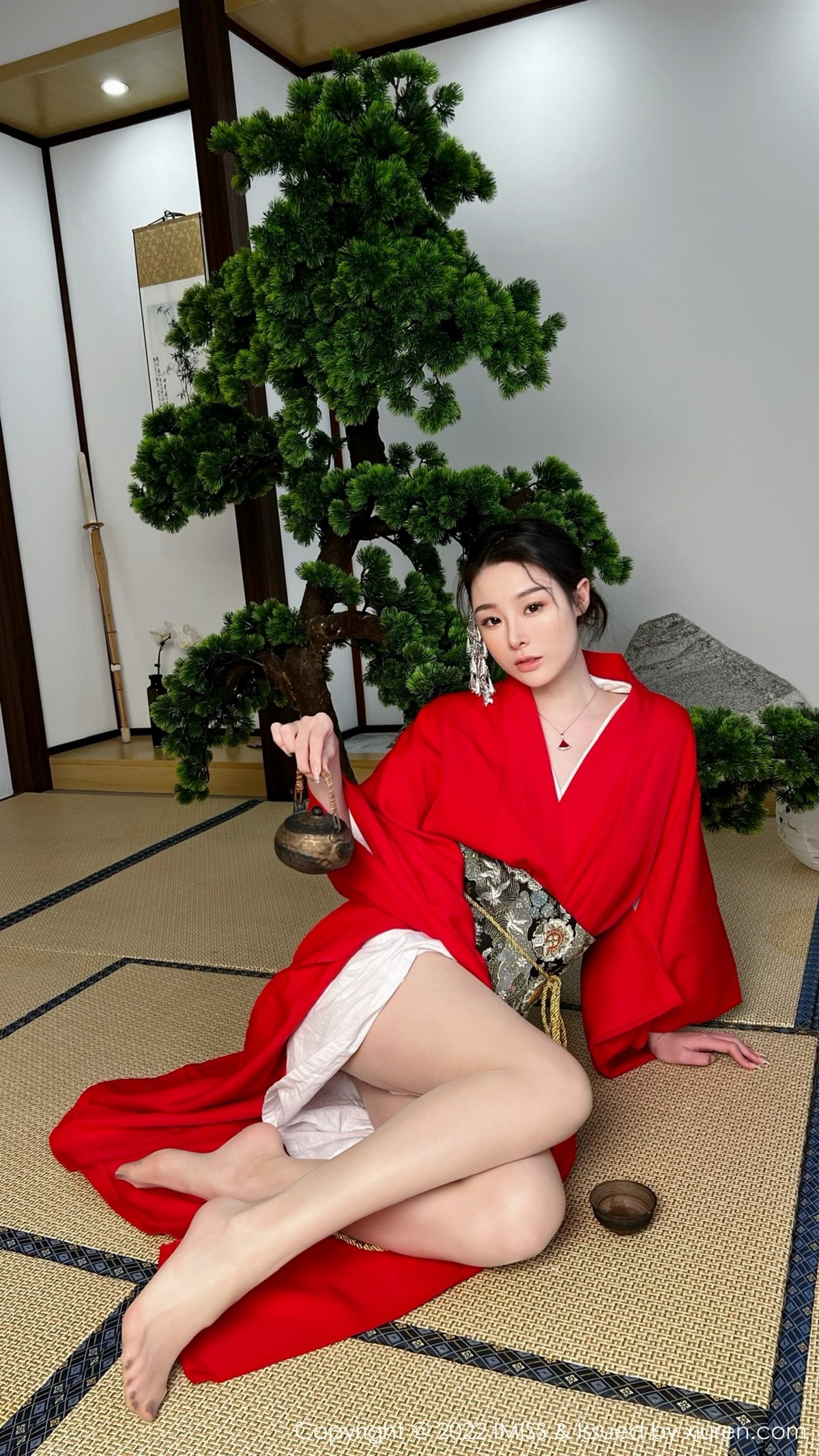 xgyw.top_[IMISS爱蜜社]Vol.669_模特逗逗doudou性感红色和服配诱人原色丝袜秀美腿撩人诱惑写真30P