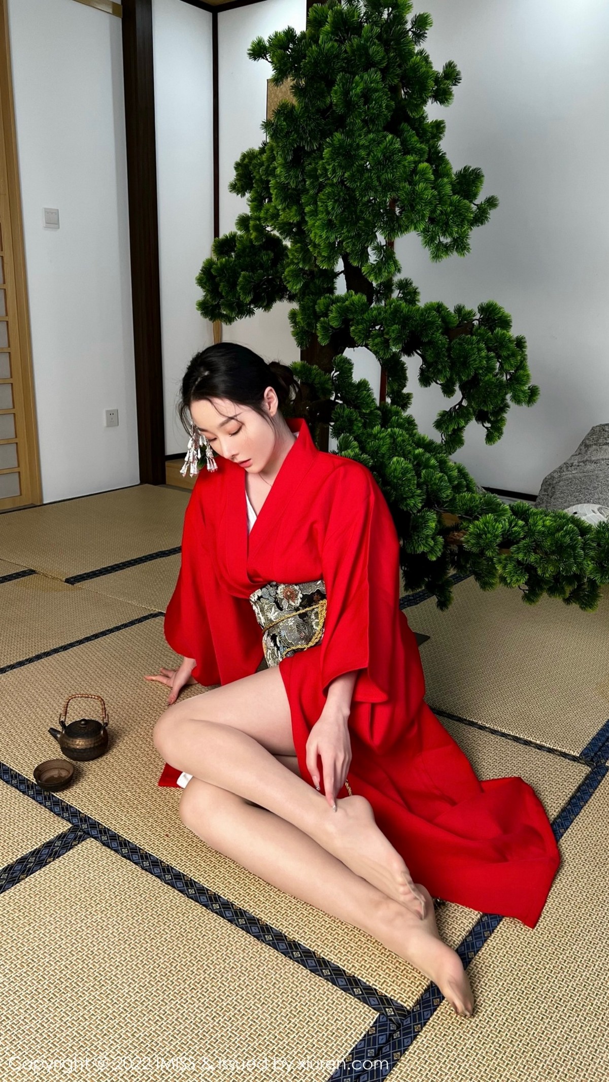 xgyw.top_[IMISS爱蜜社]Vol.669_模特逗逗doudou性感红色和服配诱人原色丝袜秀美腿撩人诱惑写真30P