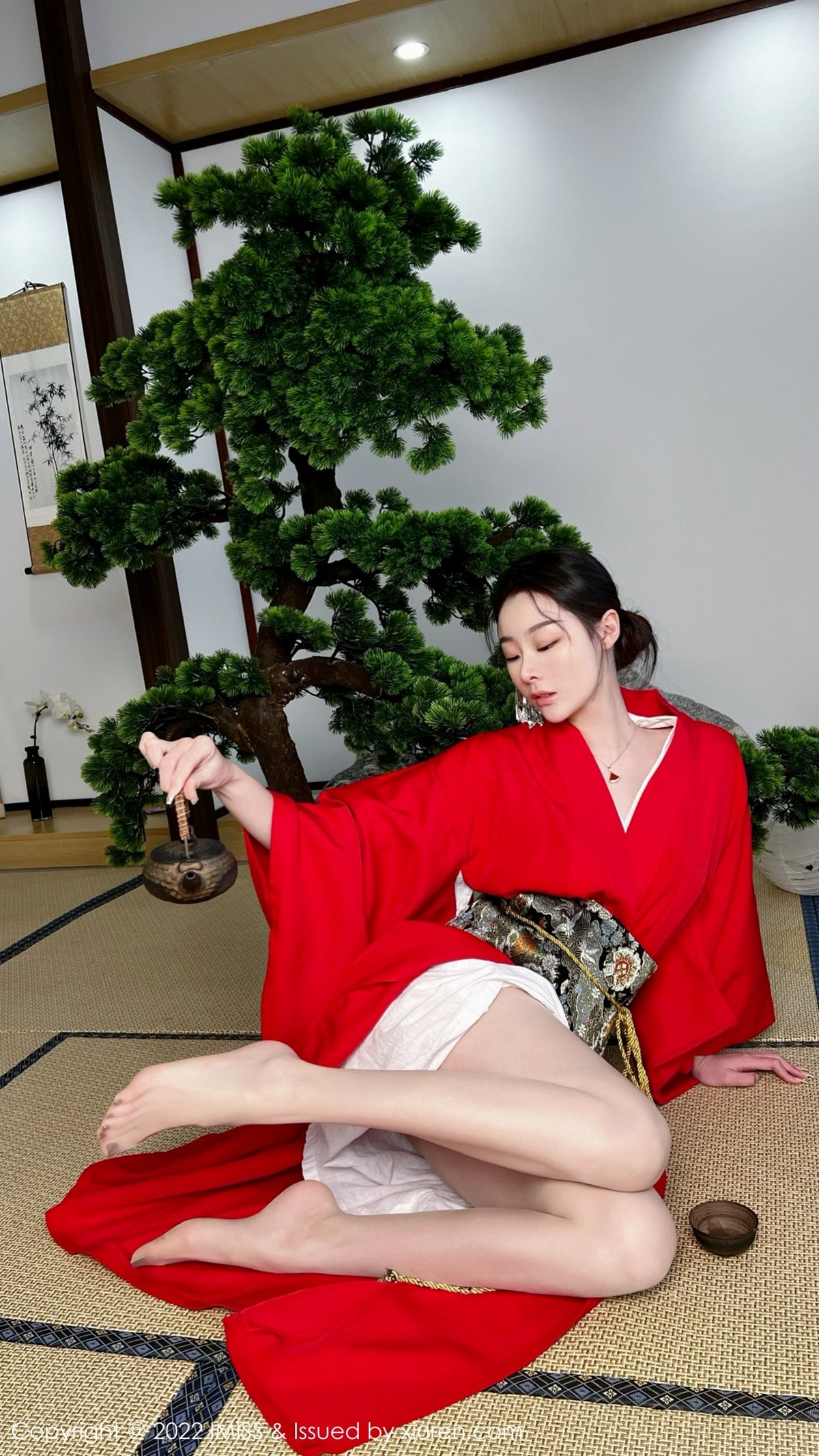 xgyw.top_[IMISS爱蜜社]Vol.669_模特逗逗doudou性感红色和服配诱人原色丝袜秀美腿撩人诱惑写真30P