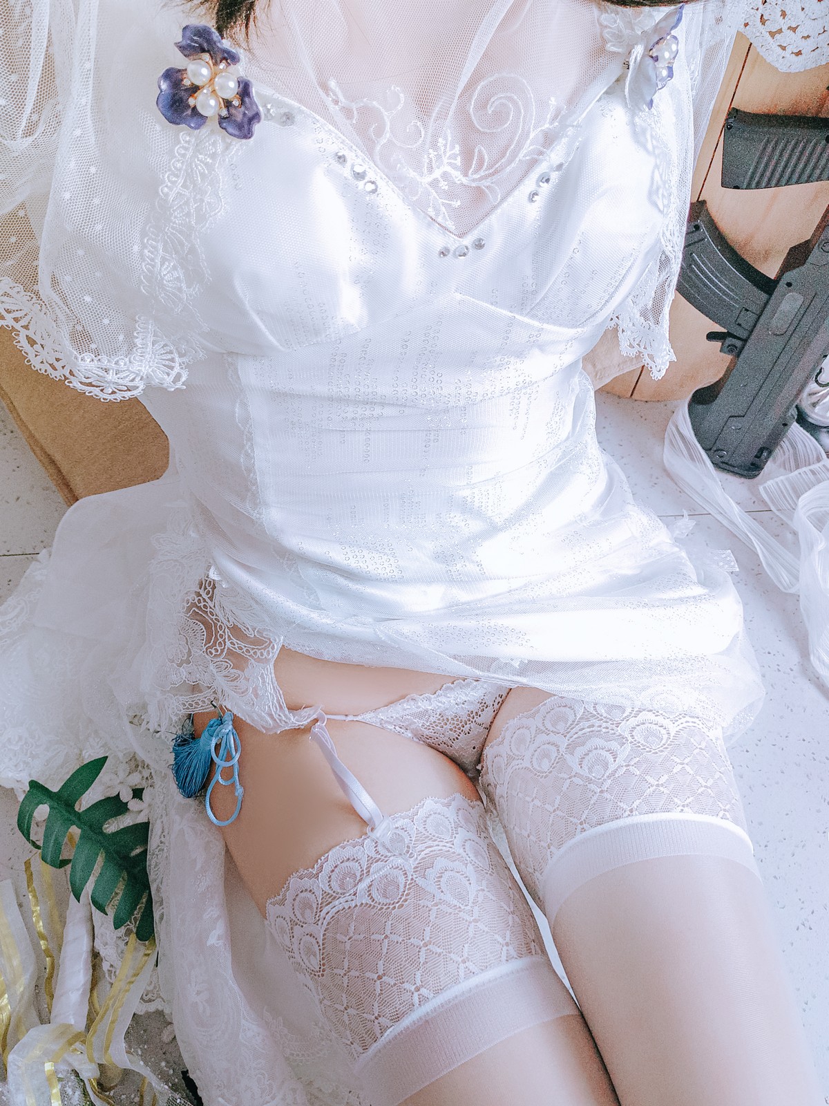 xgyw.top_网络美女松本甜奈姣95式婚纱主题白色薄纱配白色蕾丝吊袜秀翘臀美腿诱惑写真52P