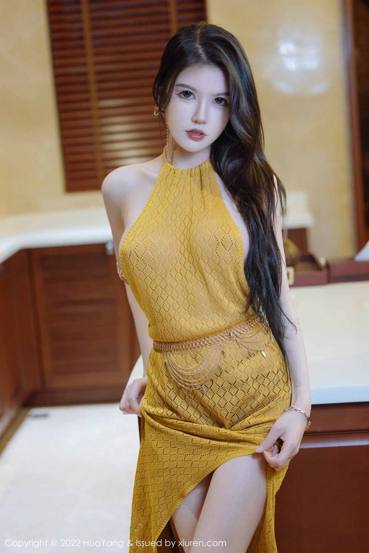 xgyw.top_[HuaYang花漾]Vol.490_模特媛媛酱belle珠三角旅拍半撩黄色连衣裙秀惹火身材诱惑写真44P