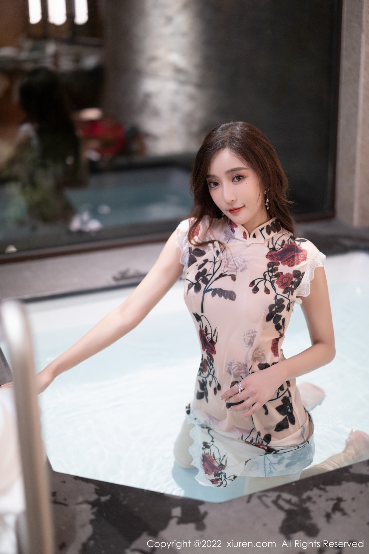 xgyw.top_XiuRen第4688期_女神王馨瑶yanni脱花纹旗袍露性感紫色内衣超薄肉丝诱惑写真72P