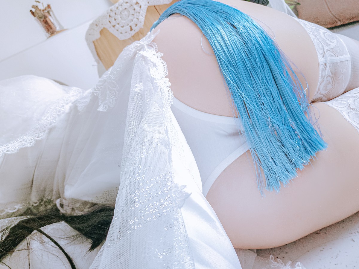 xgyw.top_网络美女松本甜奈姣95式婚纱主题白色薄纱配白色蕾丝吊袜秀翘臀美腿诱惑写真52P