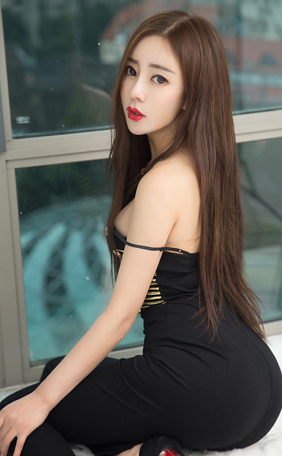xgyw.top_[Ugirls爱尤物]No.2285_模特吴美溪私房性感服饰系列半脱秀完美身材撩人诱惑写真35P