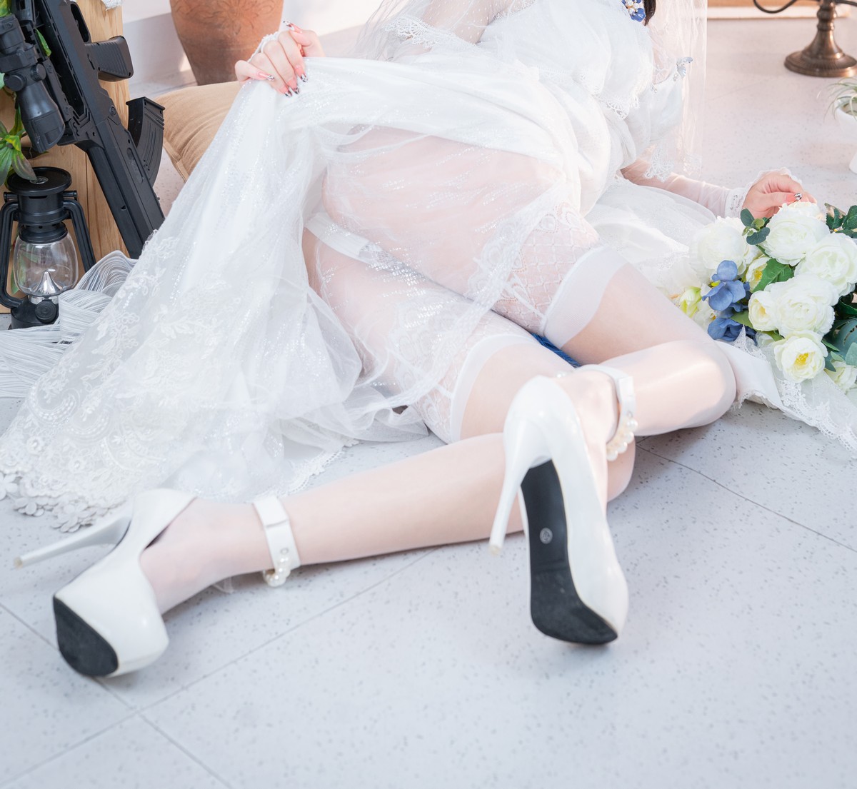 xgyw.top_网络美女松本甜奈姣95式婚纱主题白色薄纱配白色蕾丝吊袜秀翘臀美腿诱惑写真52P