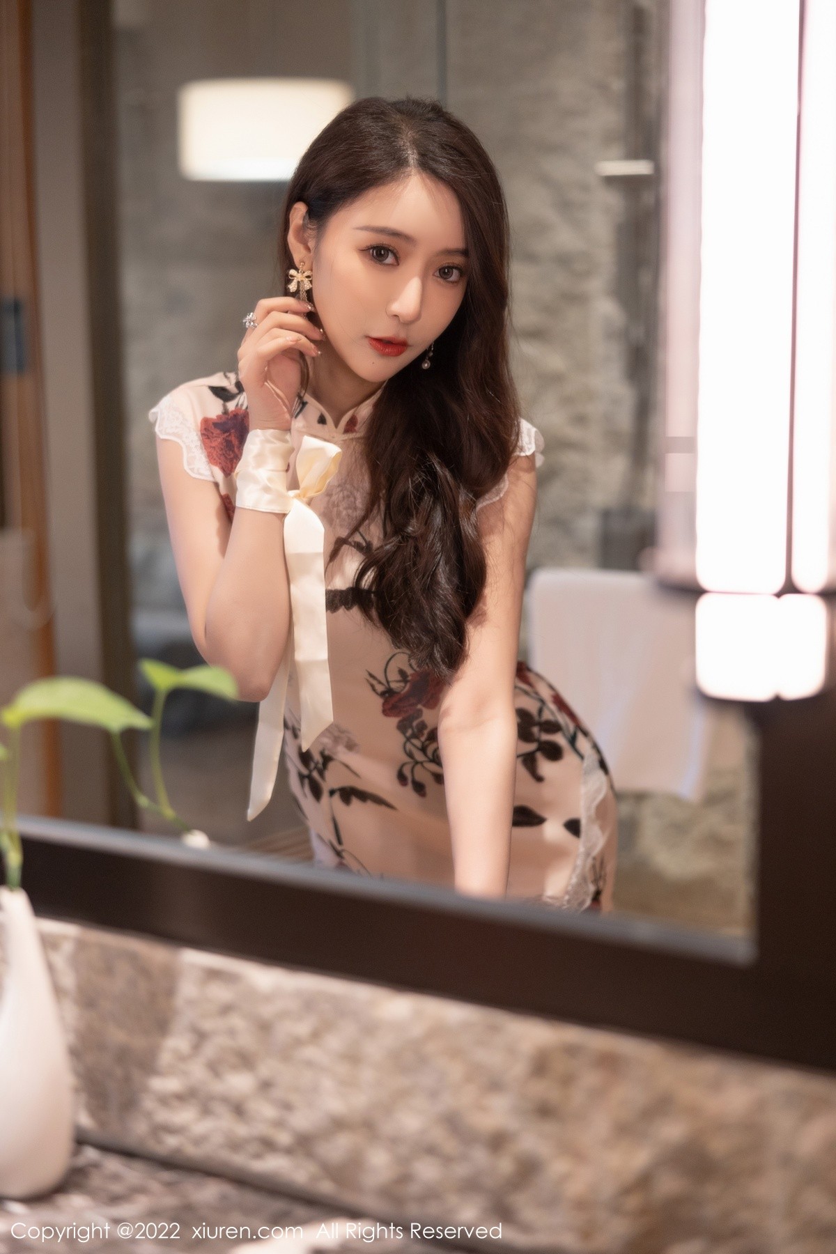 xgyw.top_XiuRen第4688期_女神王馨瑶yanni脱花纹旗袍露性感紫色内衣超薄肉丝诱惑写真72P