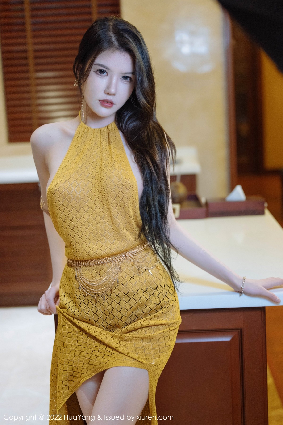 xgyw.top_[HuaYang花漾]Vol.490_模特媛媛酱belle珠三角旅拍半撩黄色连衣裙秀惹火身材诱惑写真44P