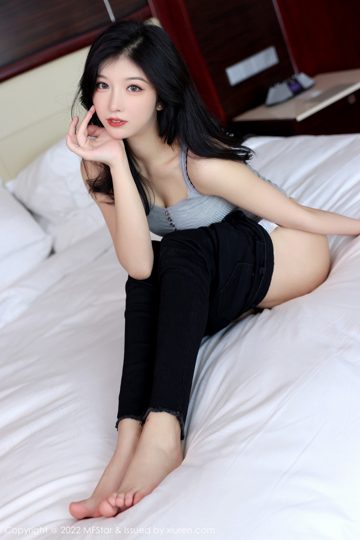 xgyw.top_[MFStar模范学院]Vol.557_模特人间荒糖浅灰色上衣配黑色牛仔裤半脱露蕾丝内裤诱惑写真70P