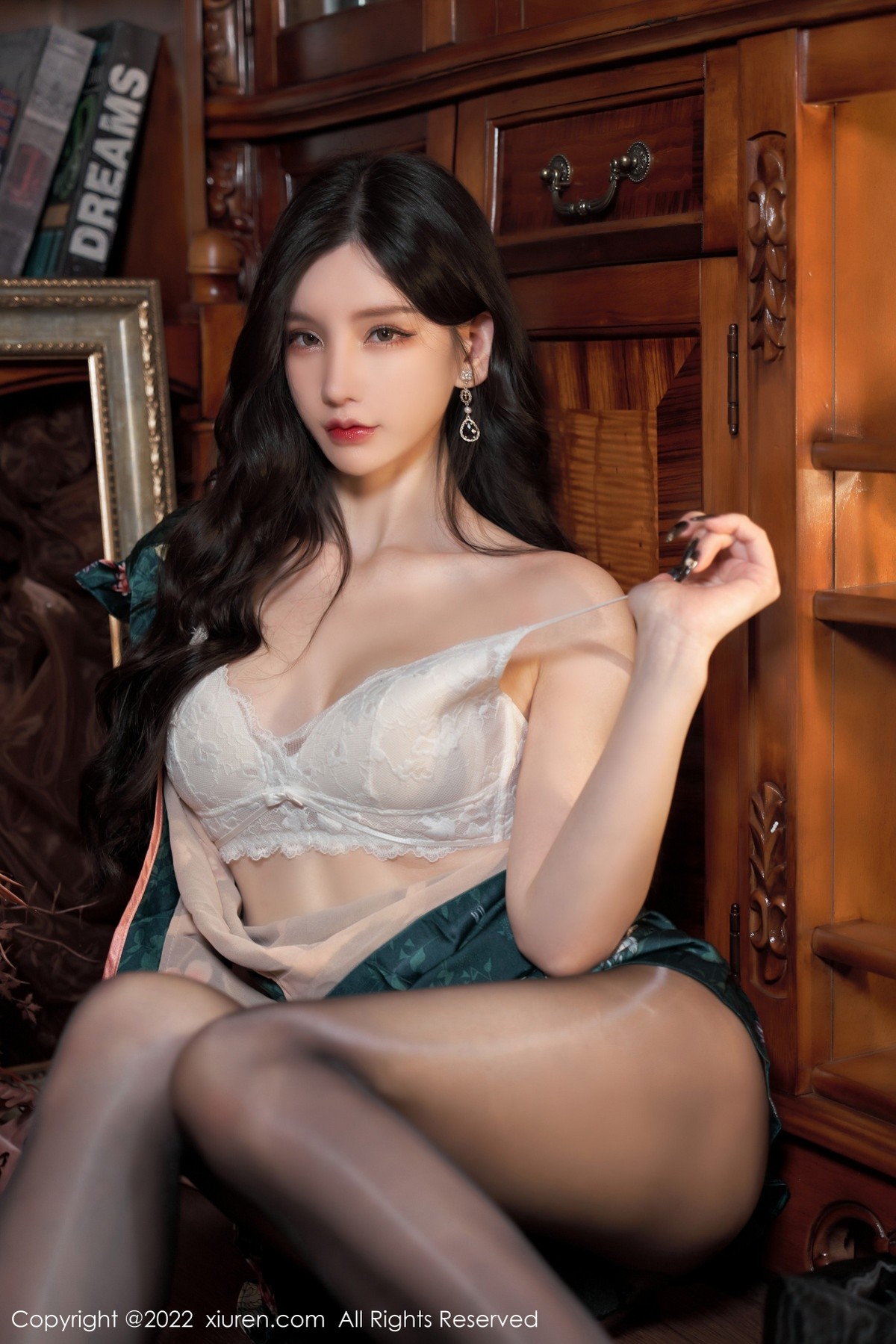 xgyw.top_XiuRen第4695期_女神周于希Sally三亚旅拍脱旗袍露性感内衣无内黑丝极致魅惑写真80P
