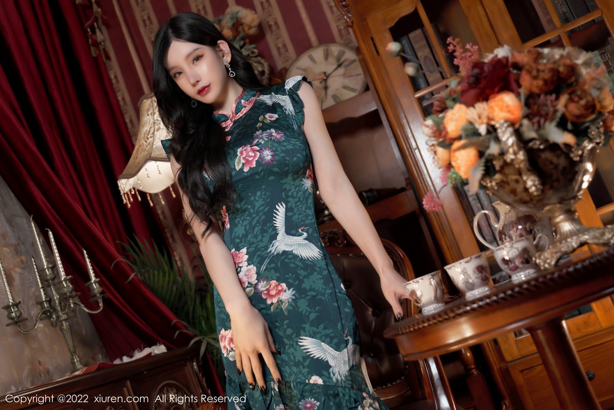 xgyw.top_XiuRen第4695期_女神周于希Sally三亚旅拍脱旗袍露性感内衣无内黑丝极致魅惑写真80P