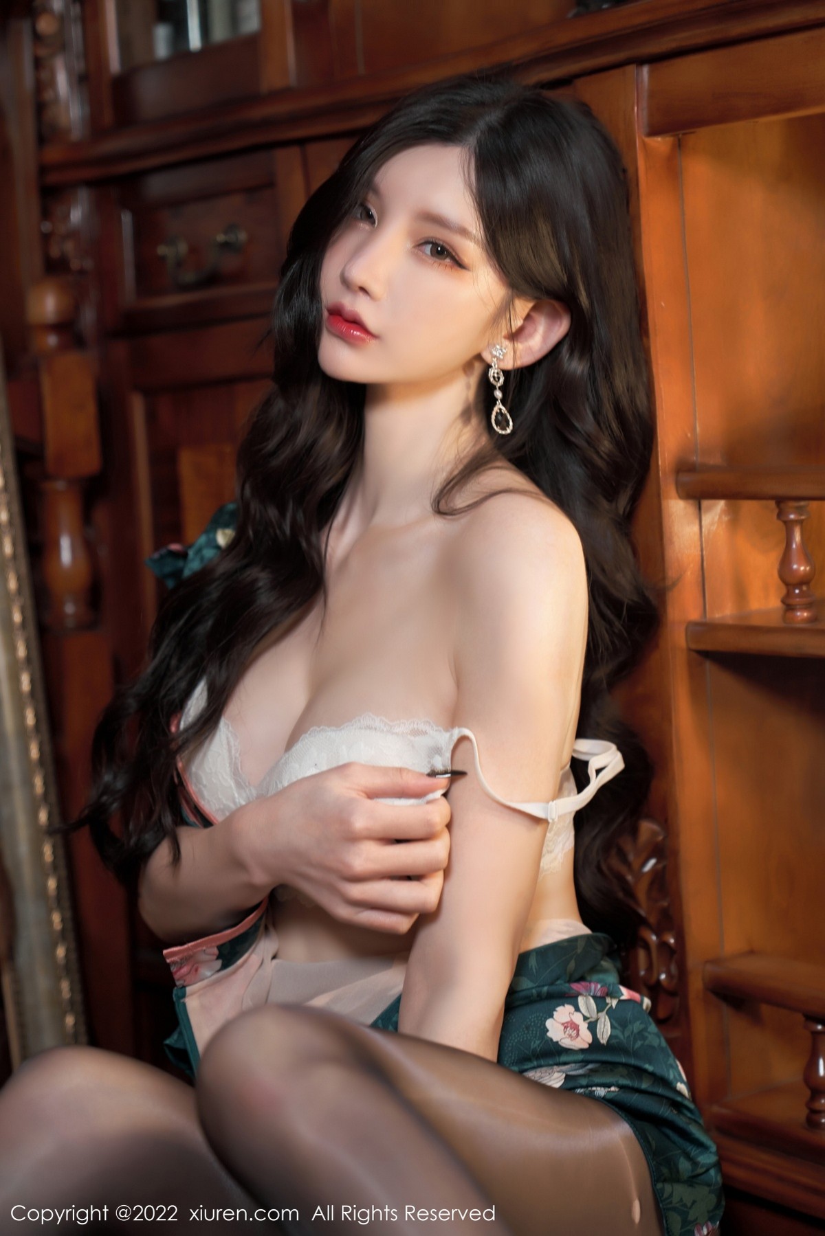 xgyw.top_XiuRen第4695期_女神周于希Sally三亚旅拍脱旗袍露性感内衣无内黑丝极致魅惑写真80P