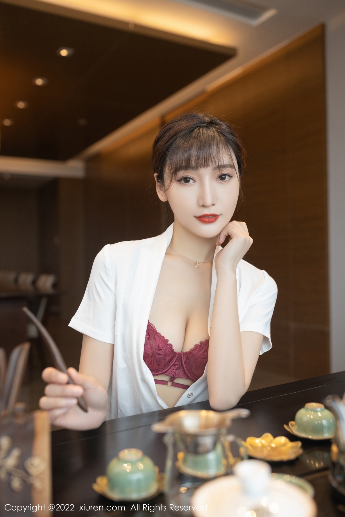 xgyw.top_XiuRen第4694期_模特陆萱萱珠三角旅拍茶艺师角色扮演红色内衣配肉丝诱惑写真78P