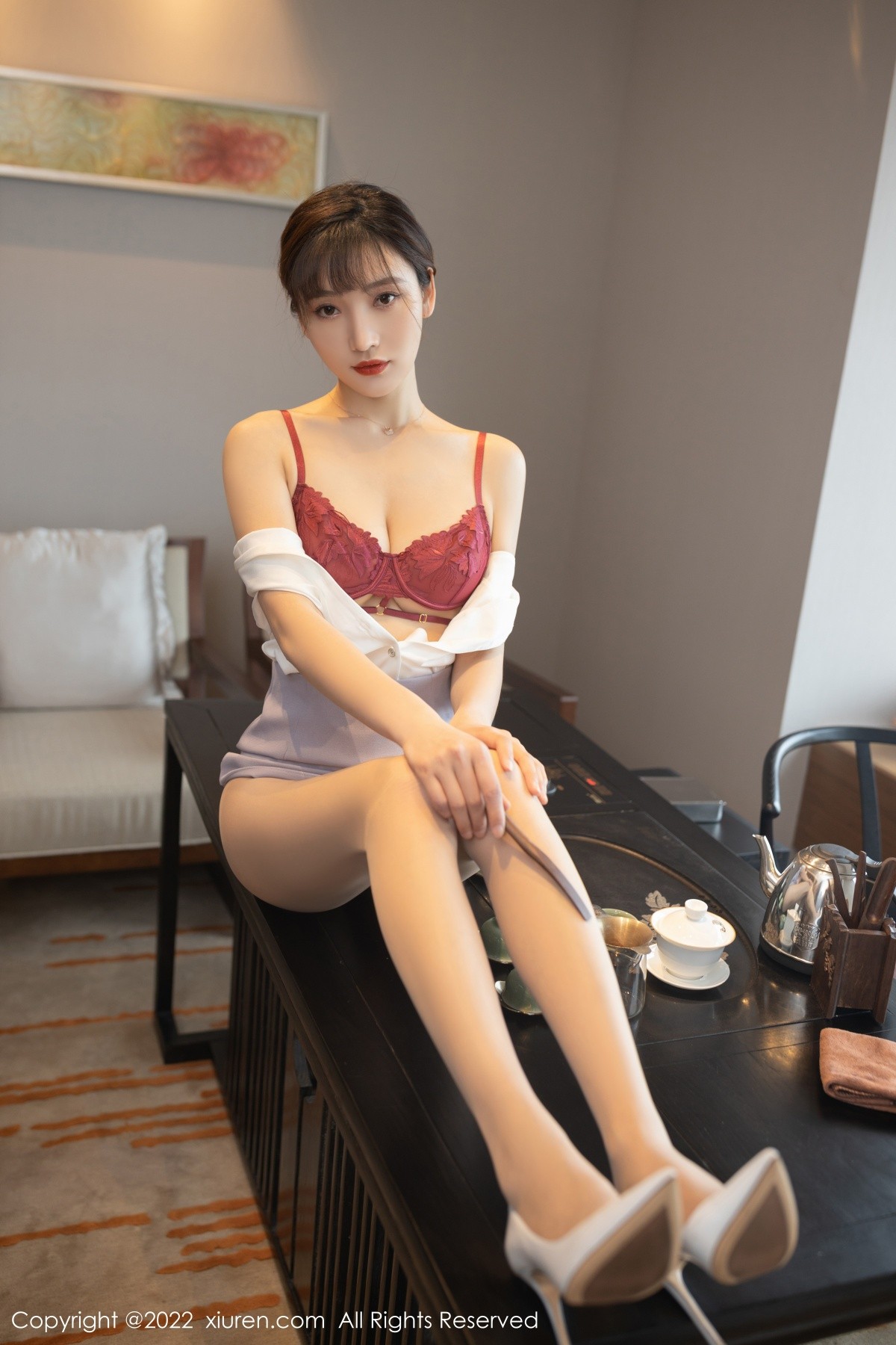 xgyw.top_XiuRen第4694期_模特陆萱萱珠三角旅拍茶艺师角色扮演红色内衣配肉丝诱惑写真78P