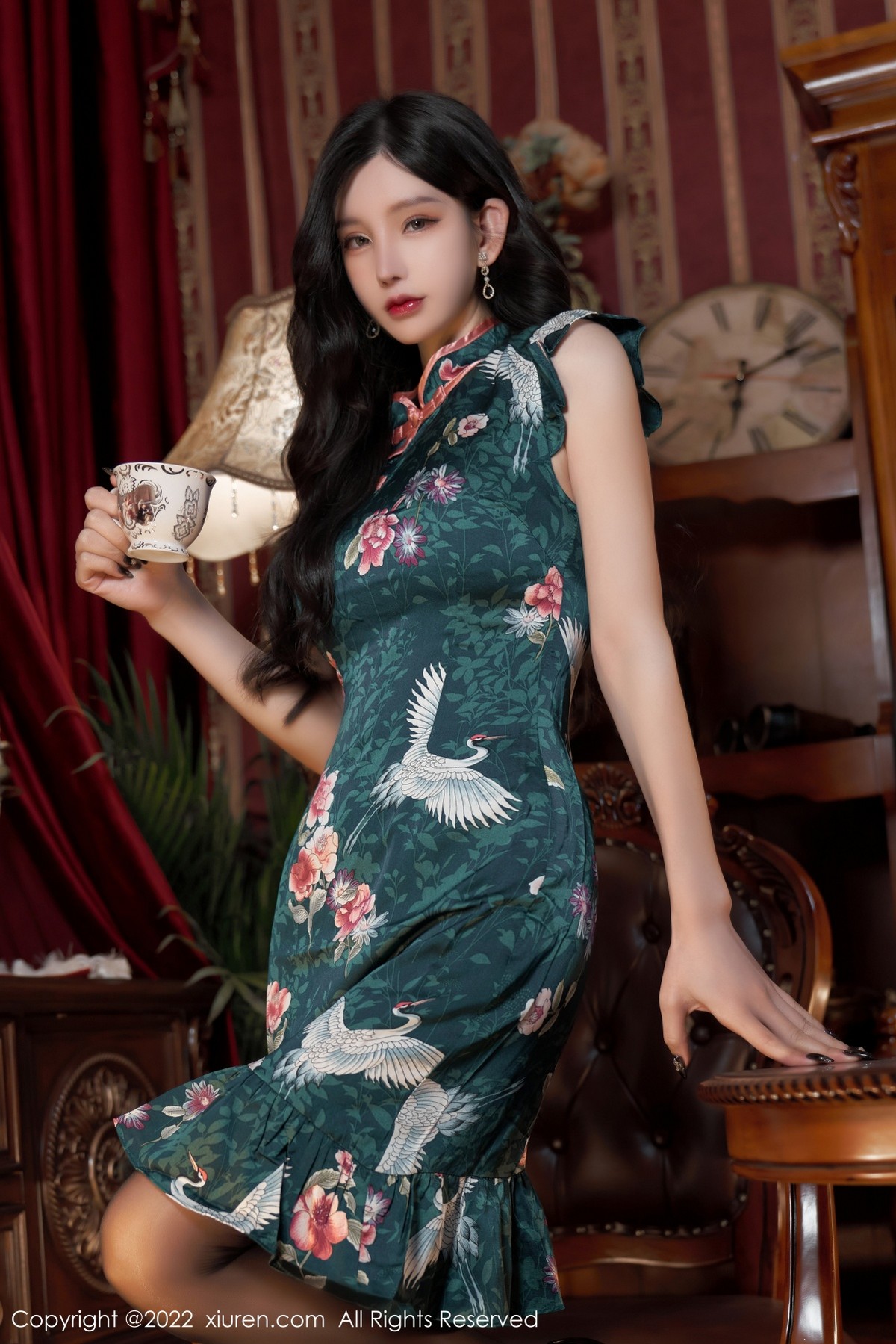 xgyw.top_XiuRen第4695期_女神周于希Sally三亚旅拍脱旗袍露性感内衣无内黑丝极致魅惑写真80P