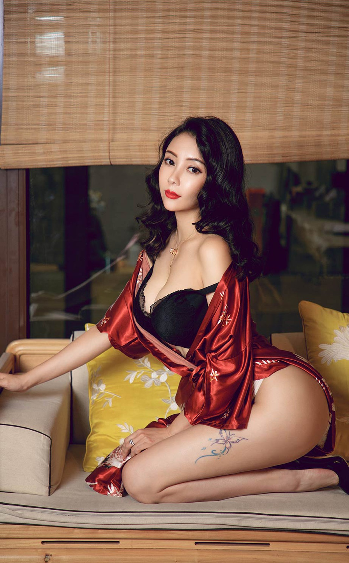 xgyw.top_[Ugirls爱尤物]No.2289_模特果儿Victoria私房性感丝质睡衣露黑色蕾丝内衣撩人诱惑写真35P