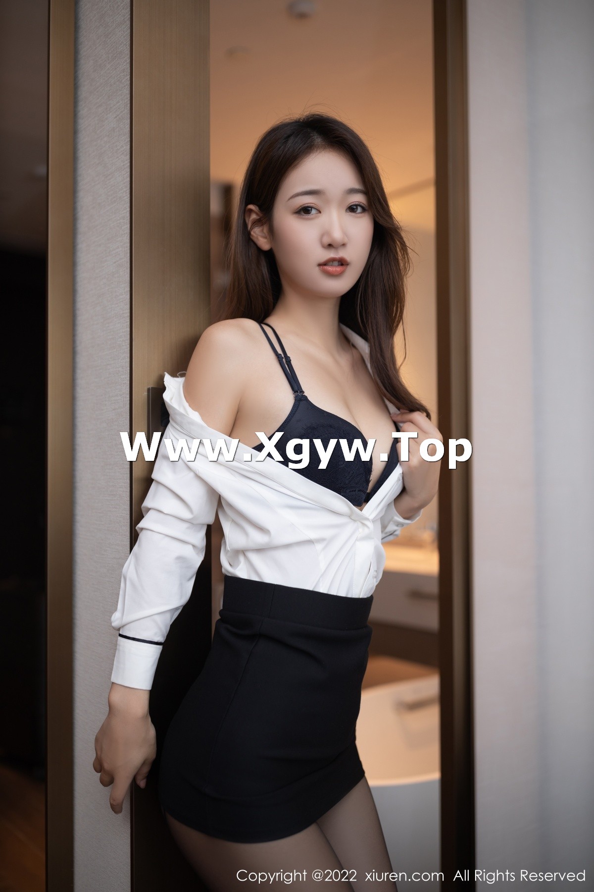 xgyw.top_XiuRen第4701期_模特唐安琪珠三角旅拍简约白T配黑短裙超薄黑丝撩人诱惑写真77P