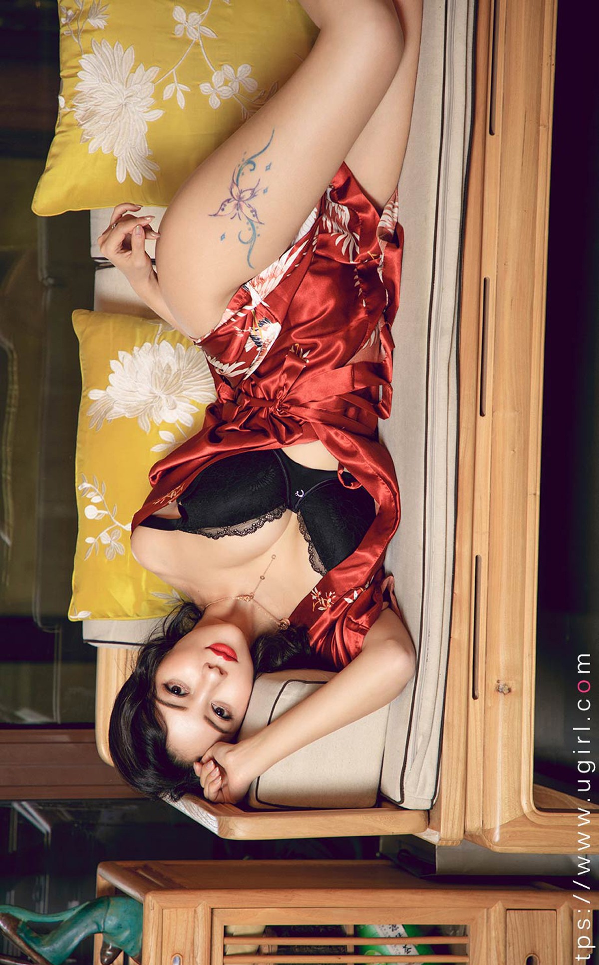 xgyw.top_[Ugirls爱尤物]No.2289_模特果儿Victoria私房性感丝质睡衣露黑色蕾丝内衣撩人诱惑写真35P