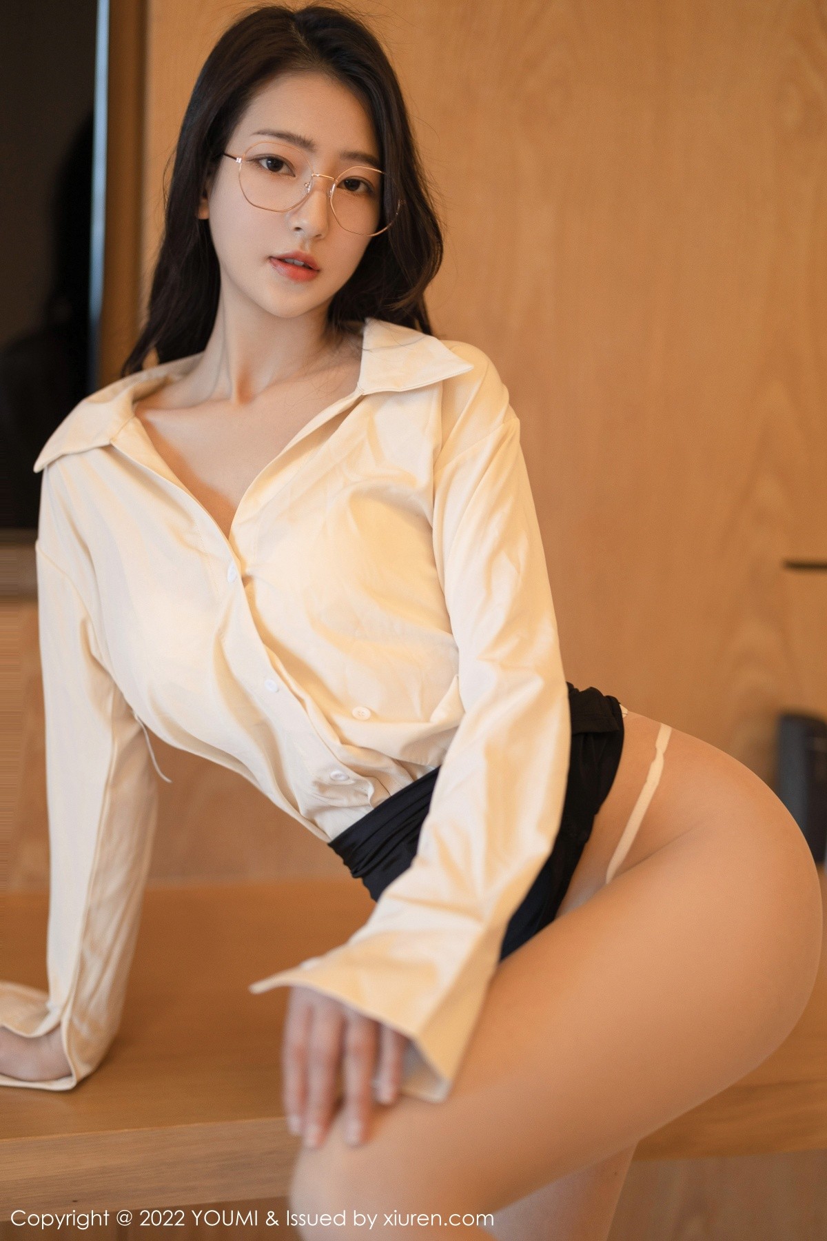 xgyw.top_[YouMi尤蜜荟]Vol.762_模特熊小诺三亚旅拍性感浅色T恤配短裙原色丝袜秀美腿诱惑写真55P