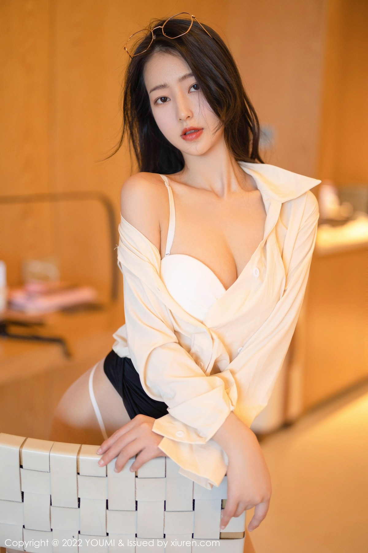 xgyw.top_[YouMi尤蜜荟]Vol.762_模特熊小诺三亚旅拍性感浅色T恤配短裙原色丝袜秀美腿诱惑写真55P