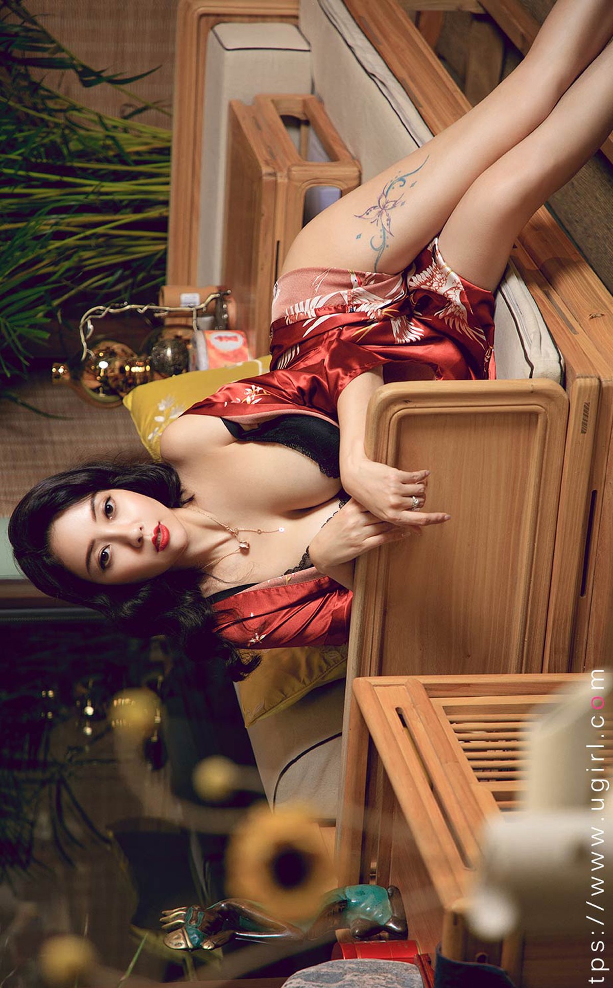 xgyw.top_[Ugirls爱尤物]No.2289_模特果儿Victoria私房性感丝质睡衣露黑色蕾丝内衣撩人诱惑写真35P