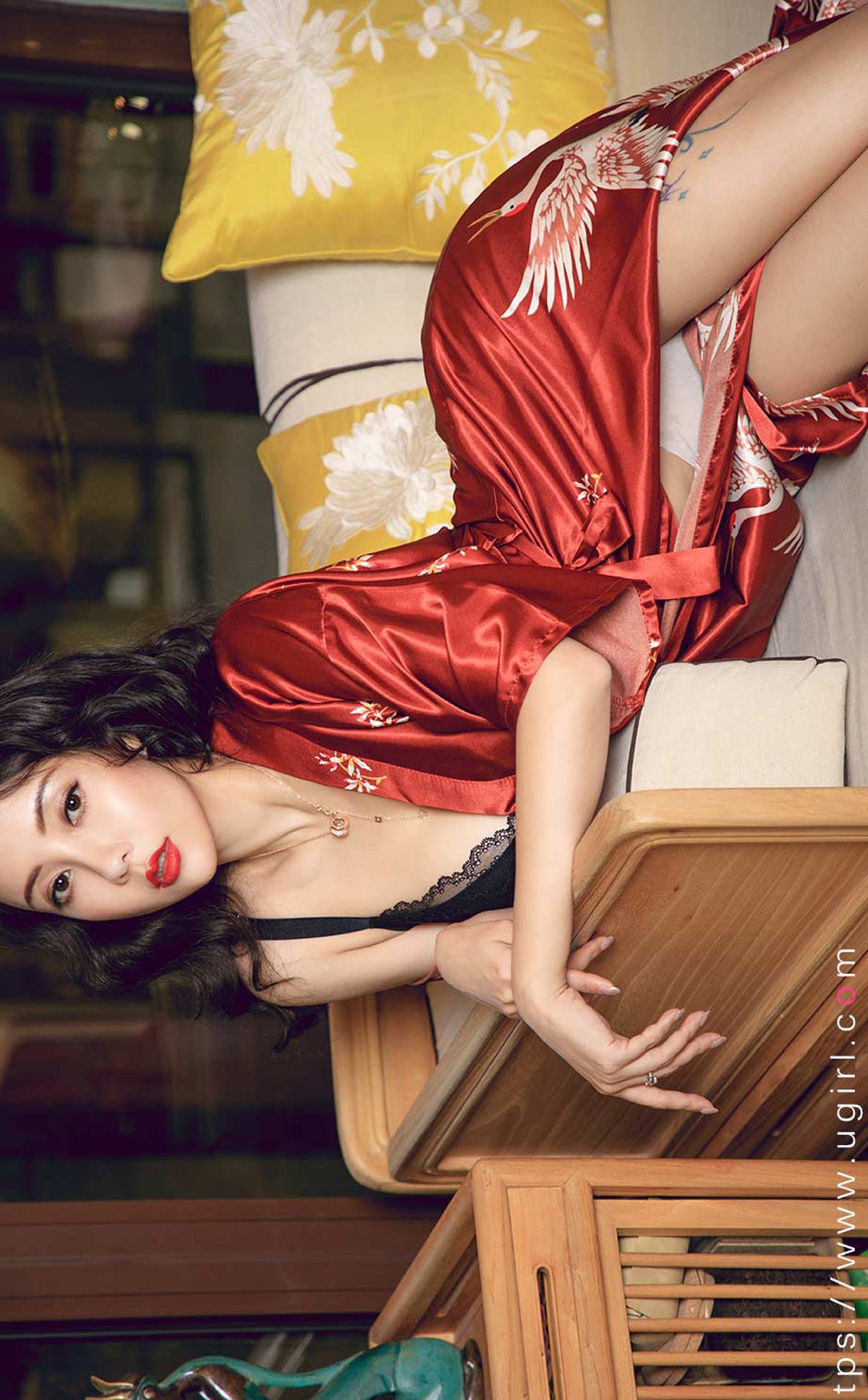 xgyw.top_[Ugirls爱尤物]No.2289_模特果儿Victoria私房性感丝质睡衣露黑色蕾丝内衣撩人诱惑写真35P