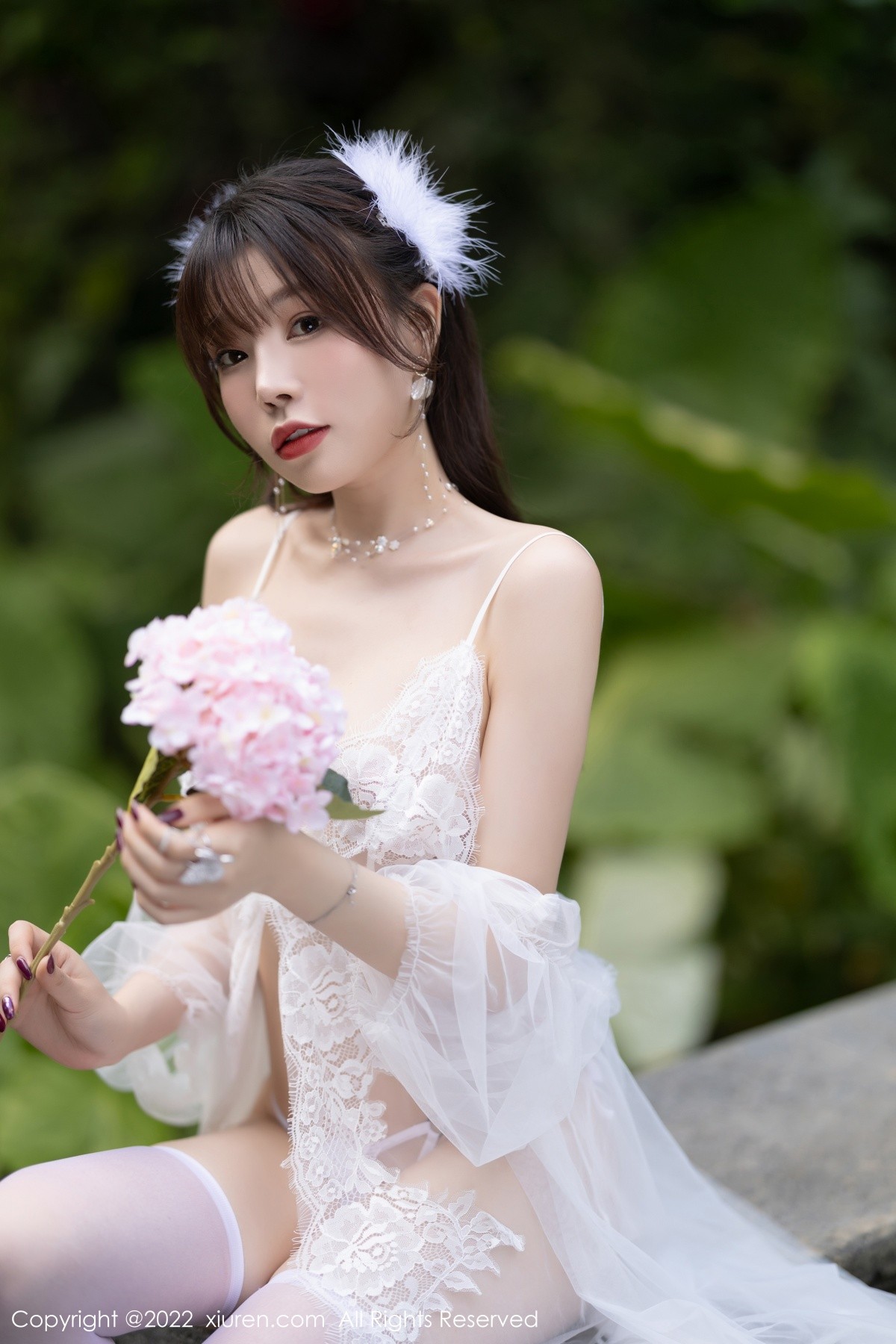 xgyw.top_XiuRen第4704期_女神芝芝Booty户外白色轻透蕾丝配白丝袜秀惹火身材诱惑写真72P