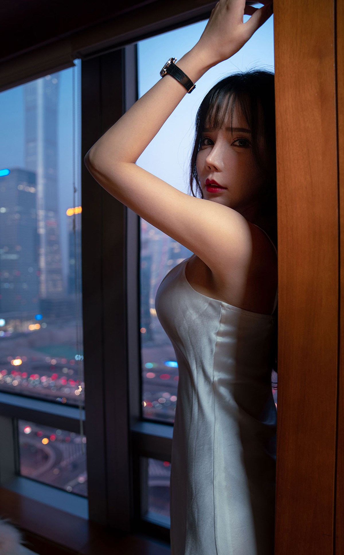 xgyw.top_[Ugirls爱尤物]No.2290_模特艾小青暮色将晚主题性感白色低胸吊裙秀豪乳诱惑写真35P