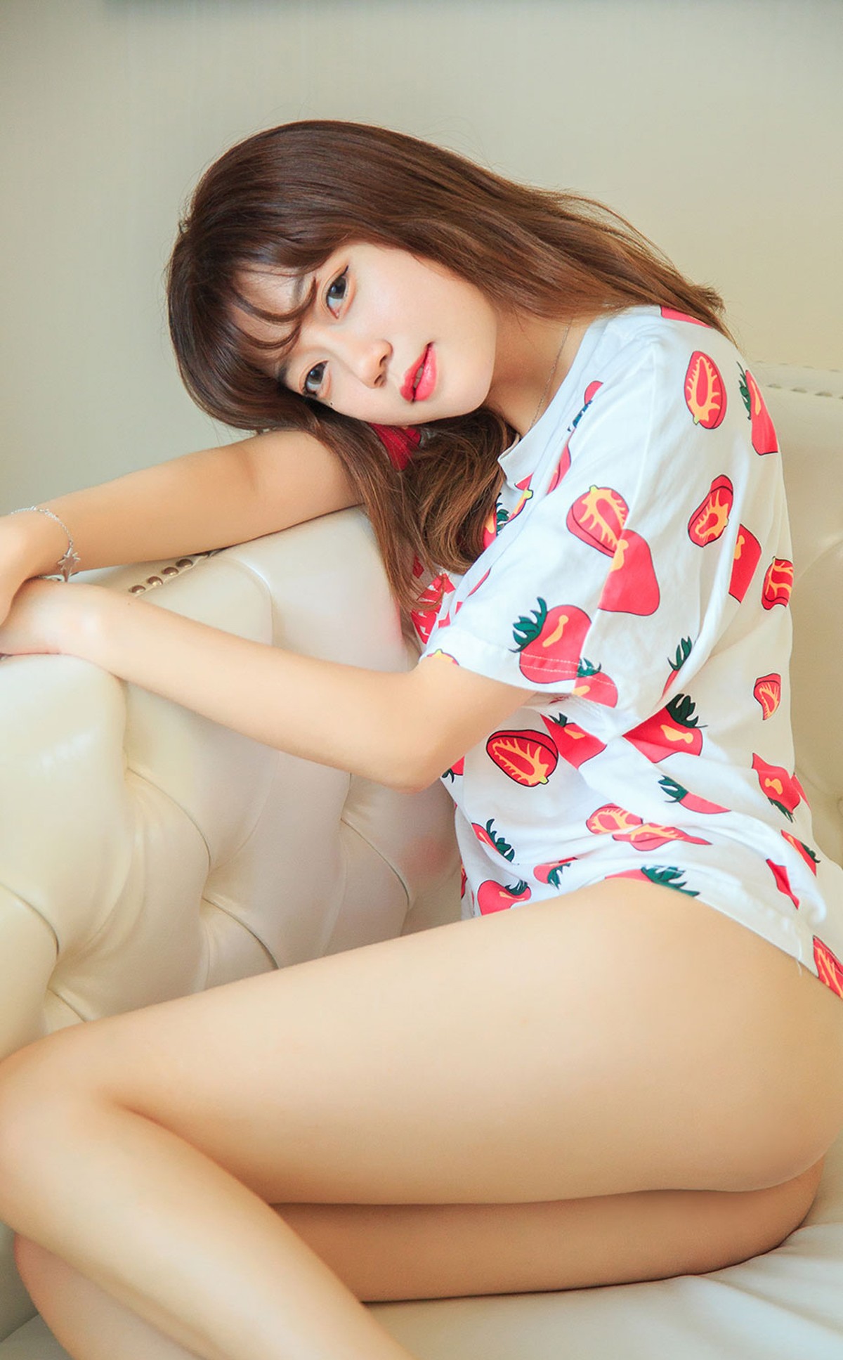 xgyw.top_[Ugirls爱尤物]No.2290_模特甜心私房性感草莓服饰 粉色吊裙秀完美身材诱惑写真35P